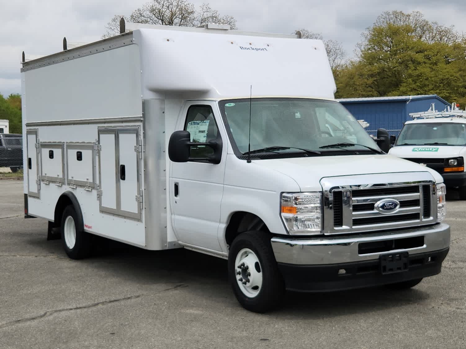 2025 Ford E-450 photo 2