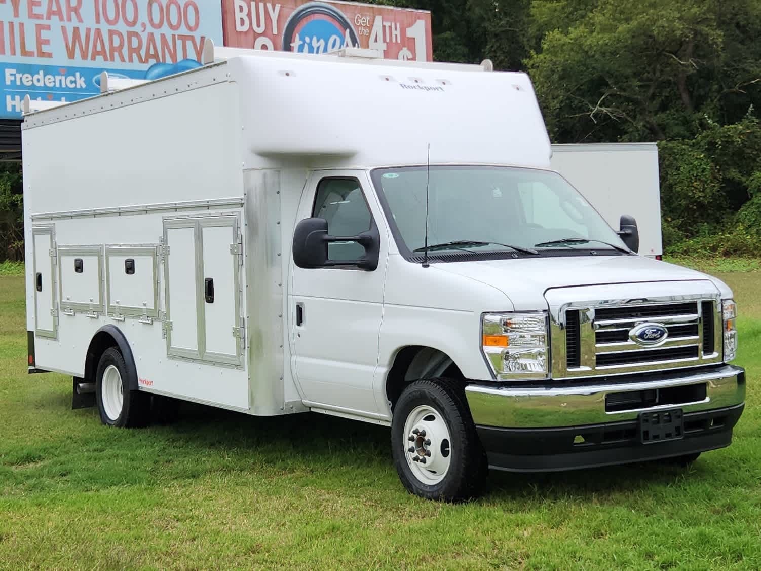 2025 Ford E-450 photo 2
