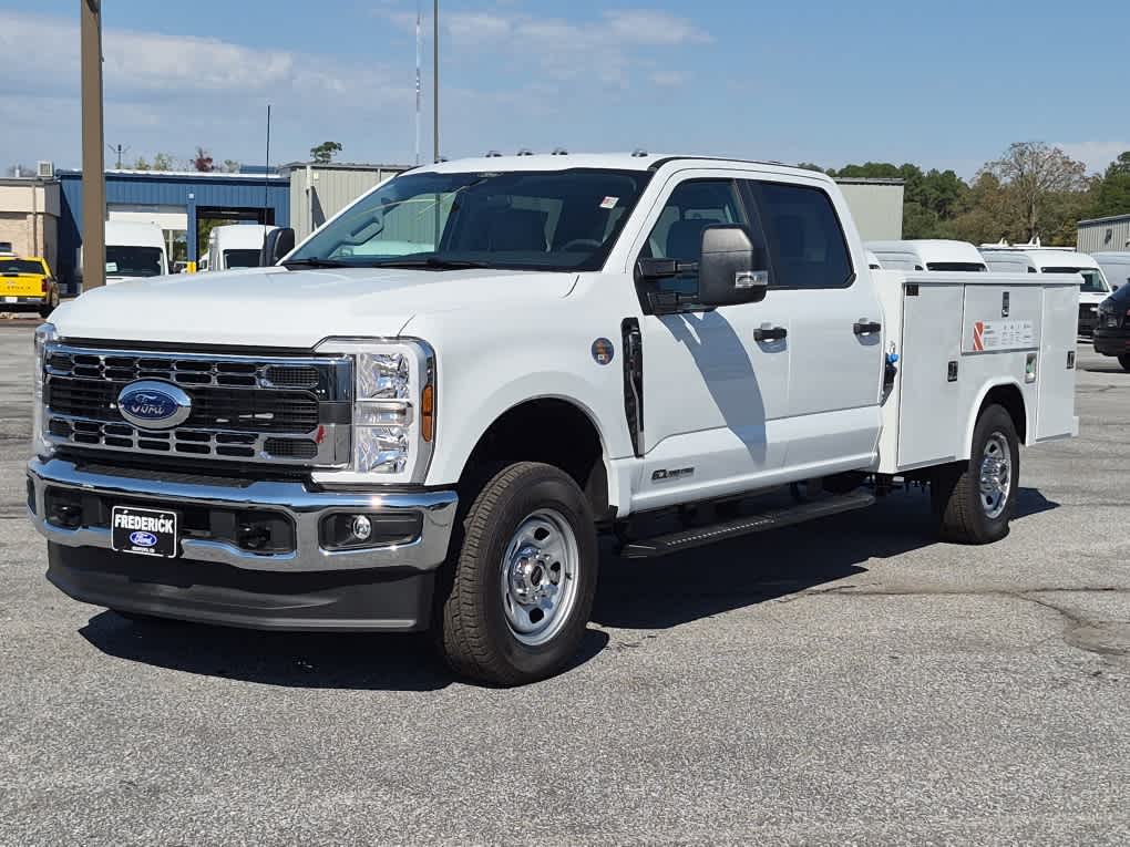  Ford Super Duty F-350 SRW Chassis Cab
