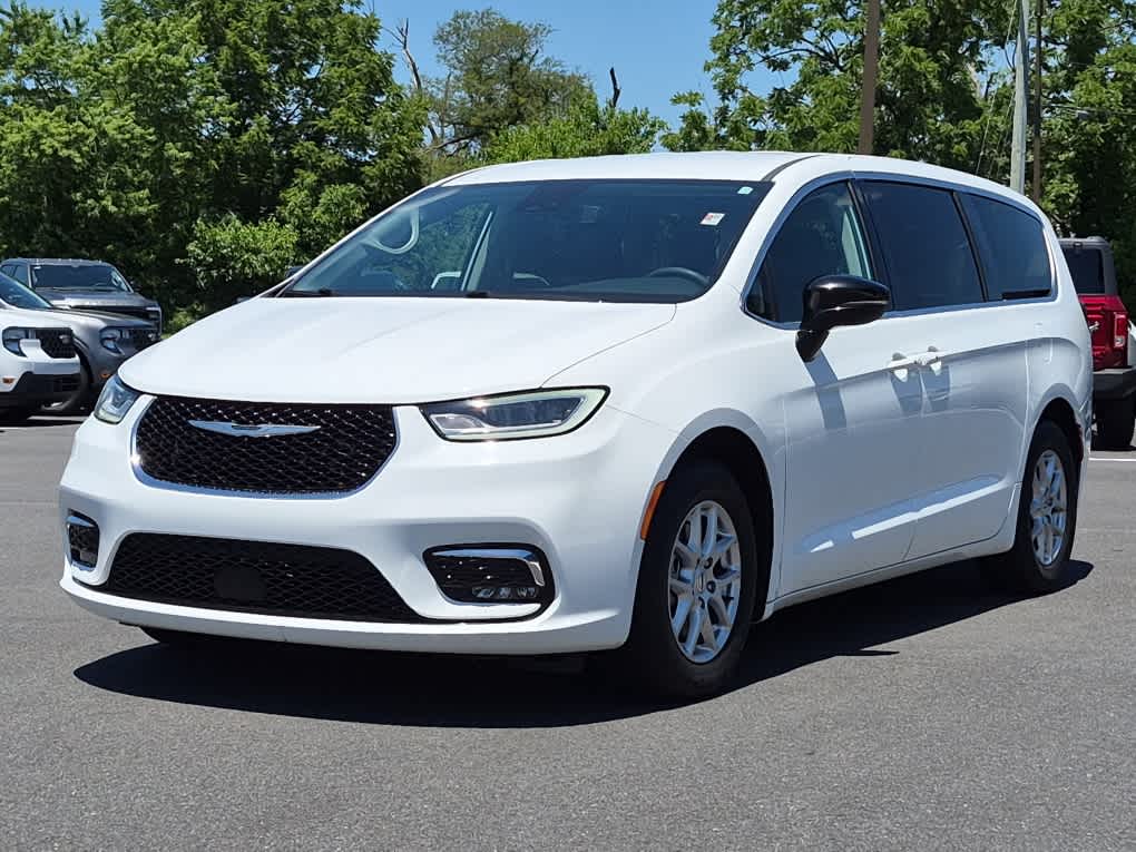 2024 Chrysler Pacifica Touring L's photo