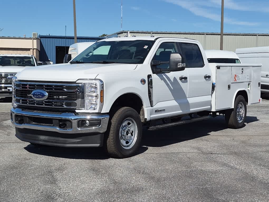  Ford Super Duty F-350 SRW Chassis Cab