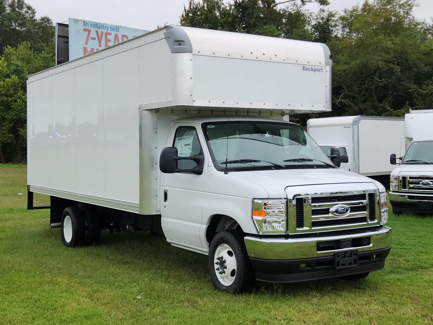 2025 Ford E-450 photo 2