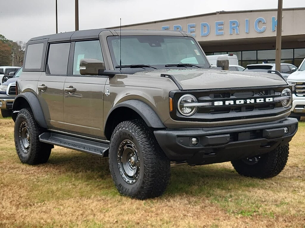 2025 Ford Bronco Outer Banks photo 2