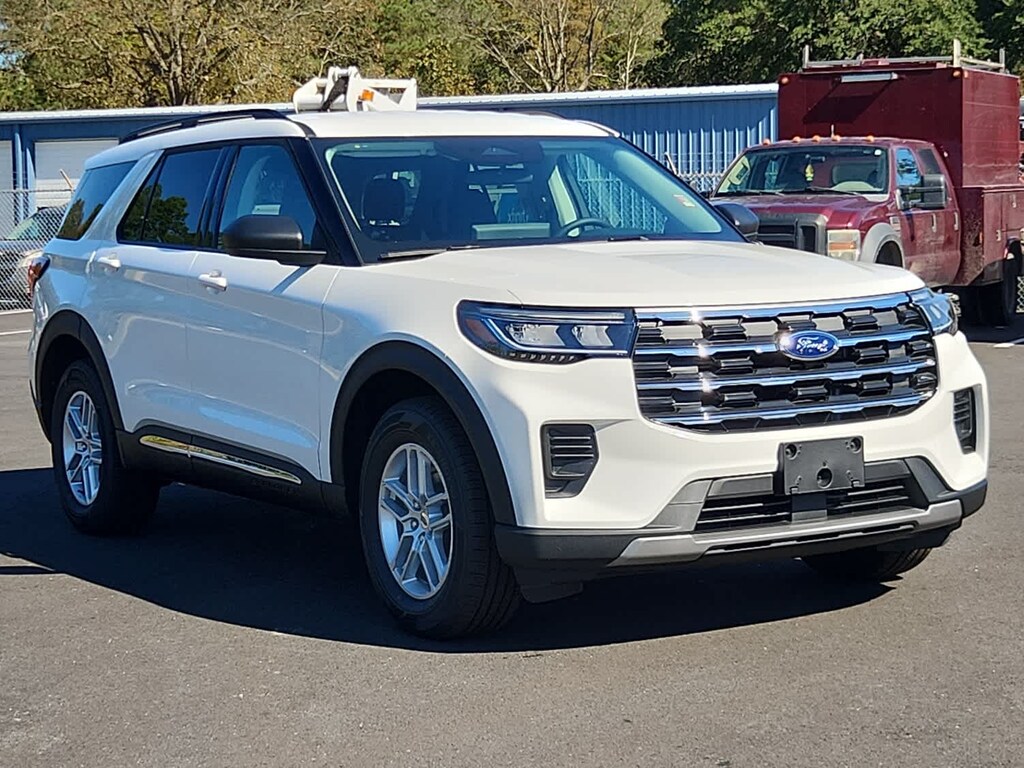 2025 Ford Explorer photo 2