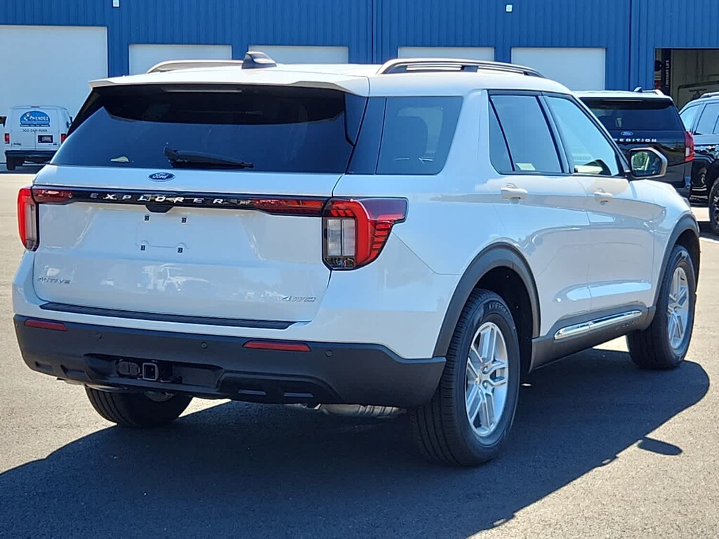 2025 Ford Explorer photo 3