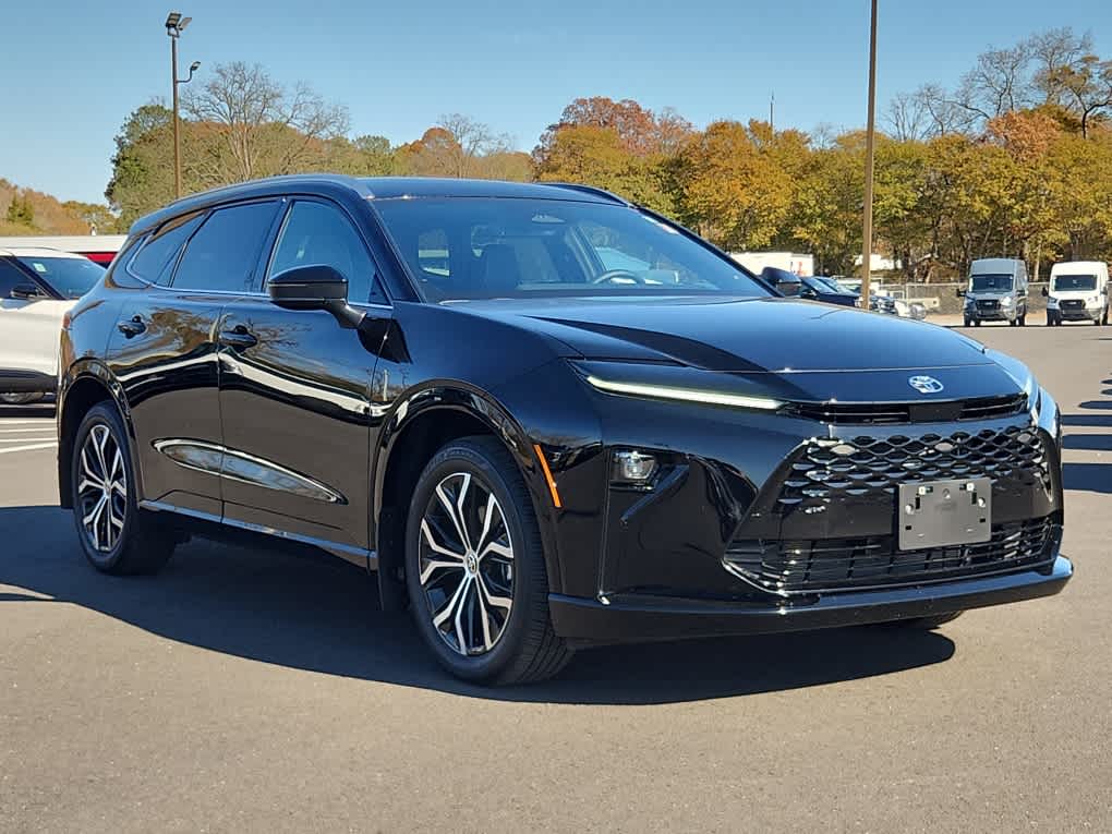 2025 Toyota Crown Signia XLE photo 2