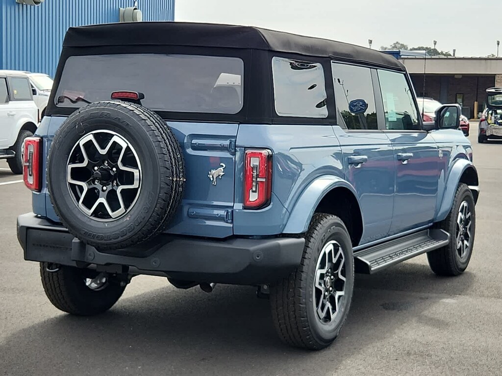 2025 Ford Bronco Outer Banks photo 3