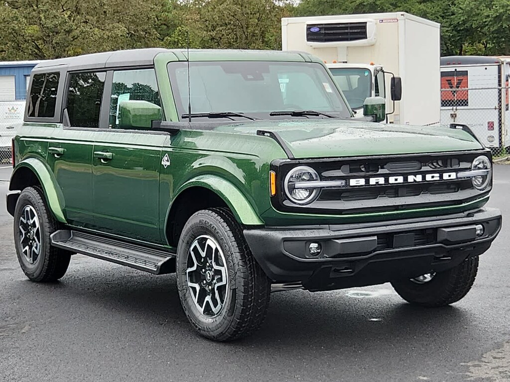 2025 Ford Bronco Outer Banks photo 2