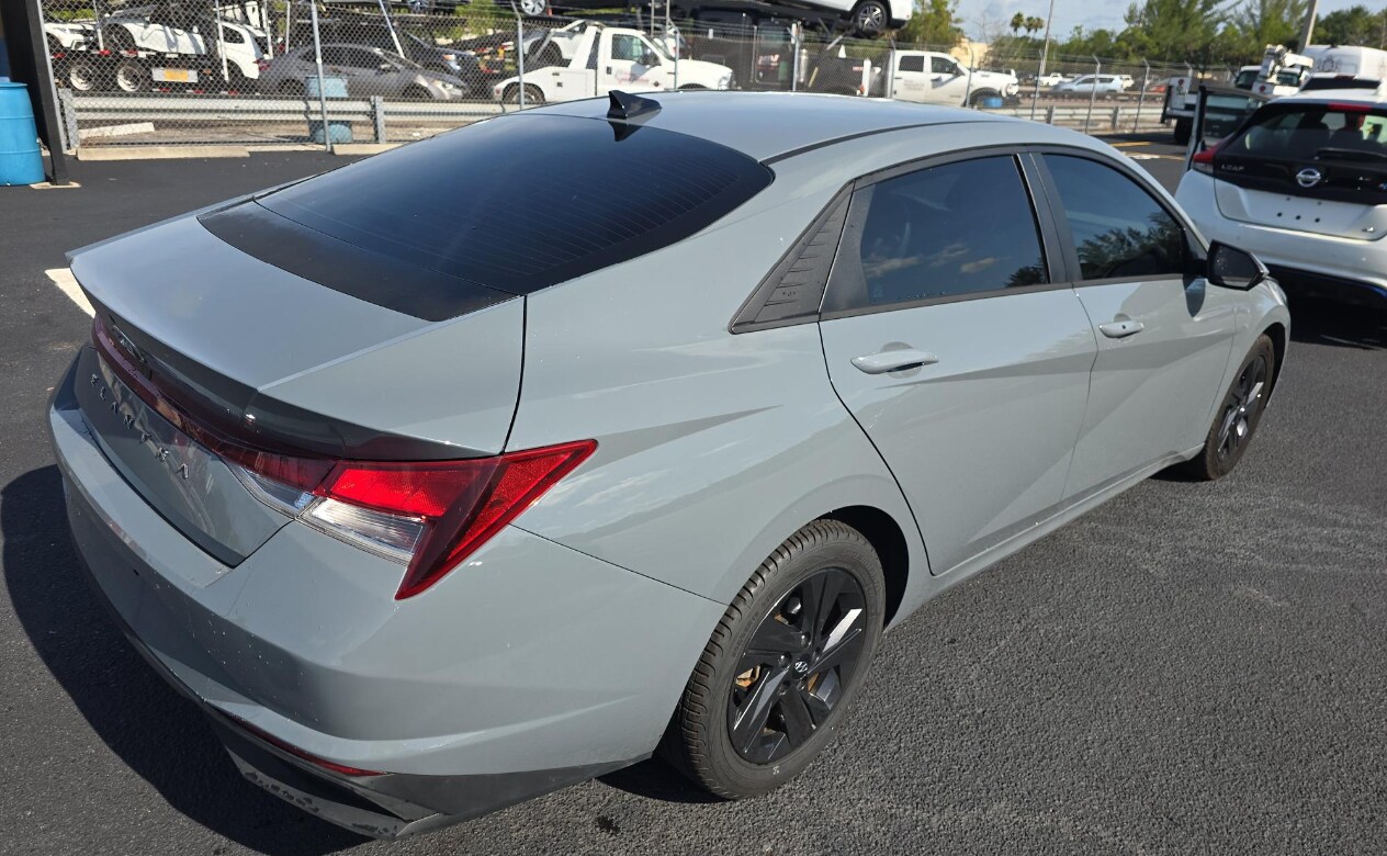 2021 Hyundai Elantra SEL photo 2