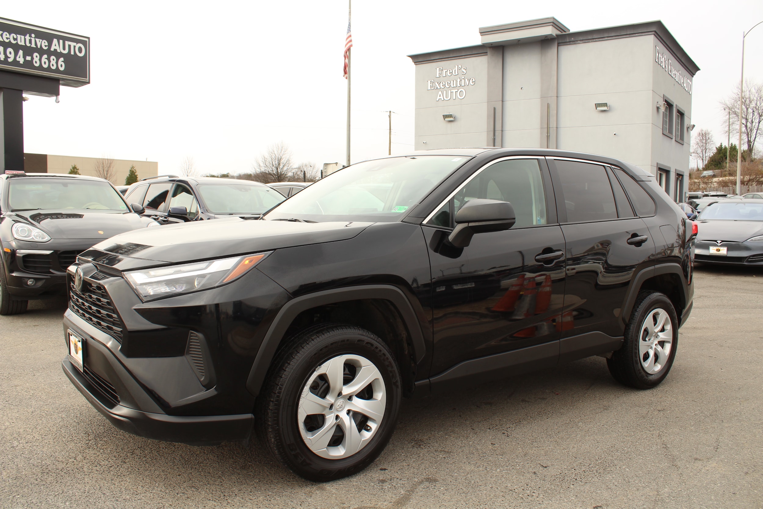 2025 Toyota RAV4 LE's photo