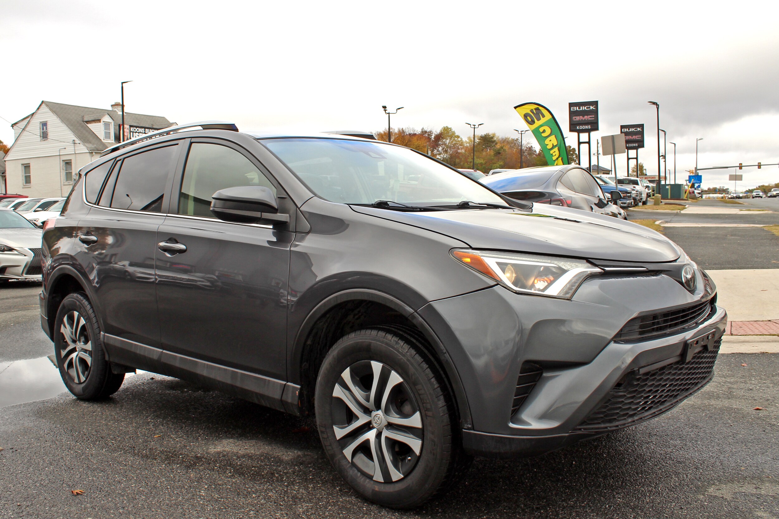 2018 Toyota RAV4 LE photo 3