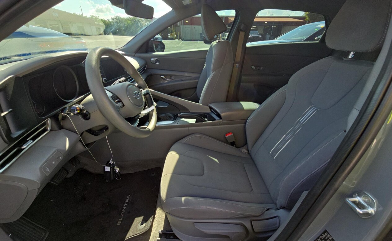 2021 Hyundai Elantra SEL photo 3
