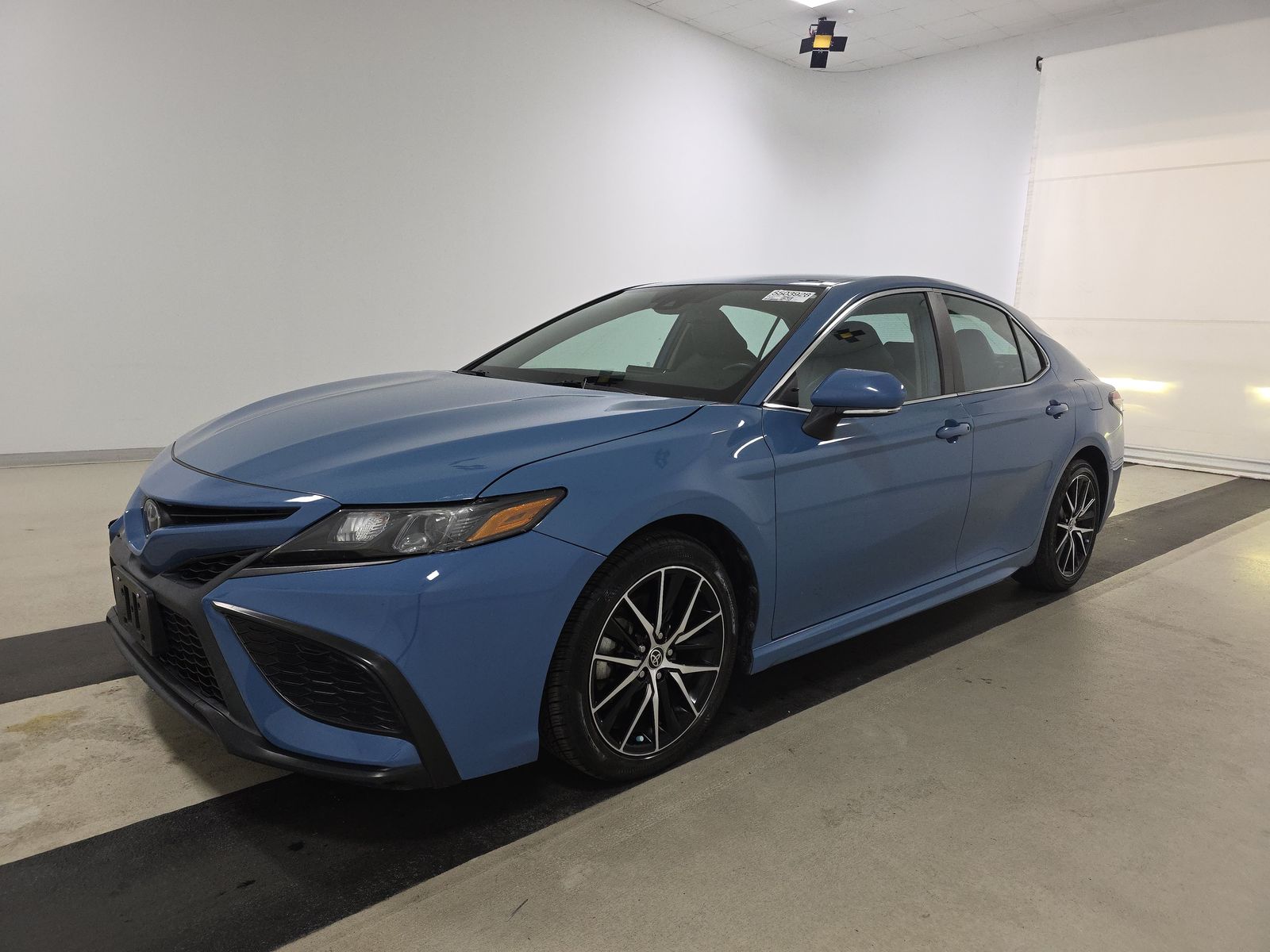 2023 Toyota Camry SE's photo