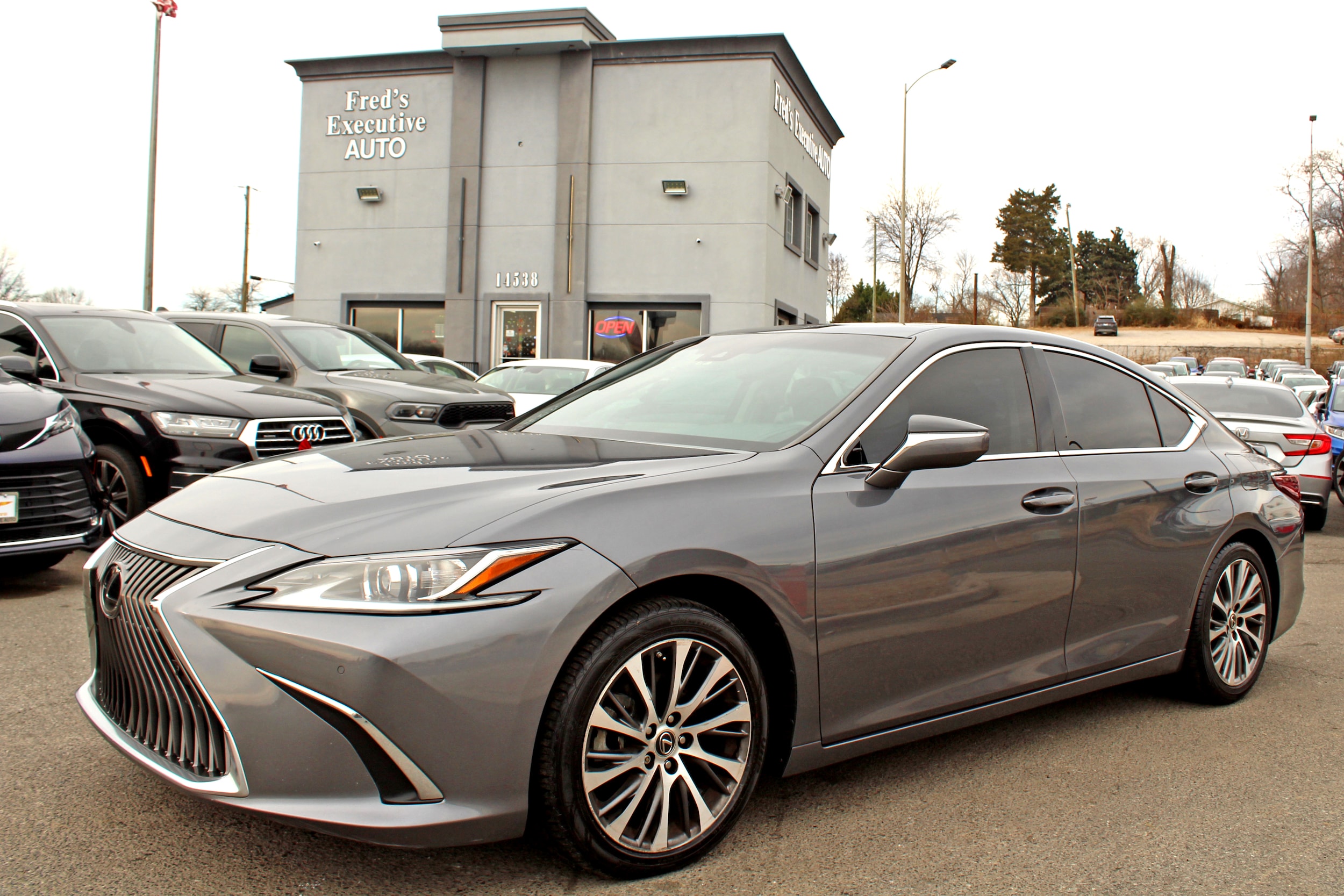 2021 Lexus ES 350's photo