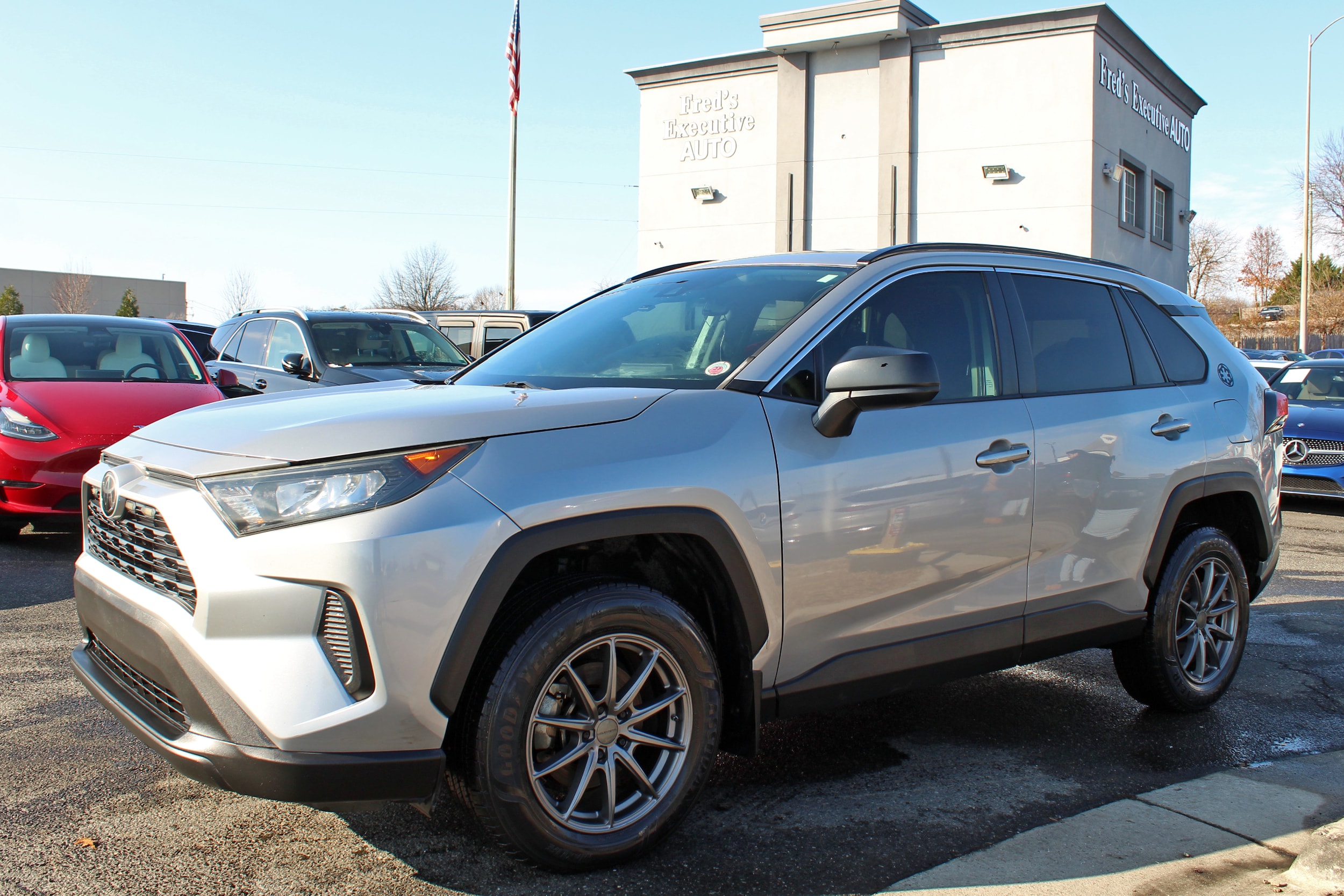 2019 Toyota RAV4 LE's photo
