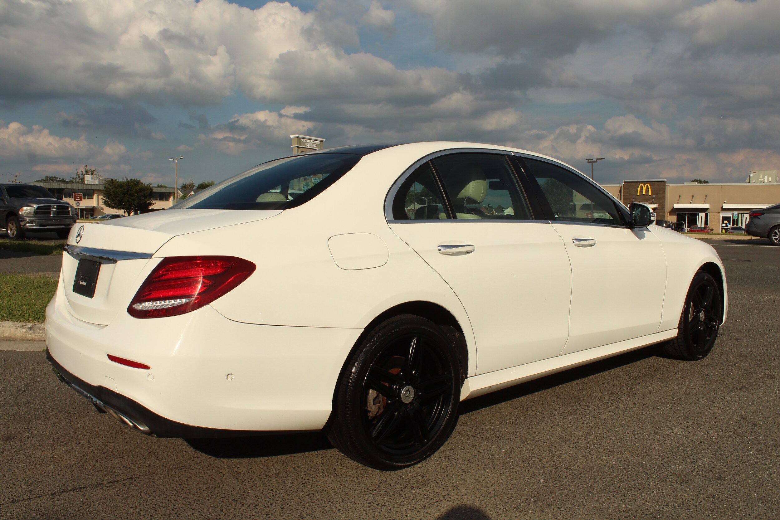 2017 Mercedes Benz E 300 4MATIC photo 4