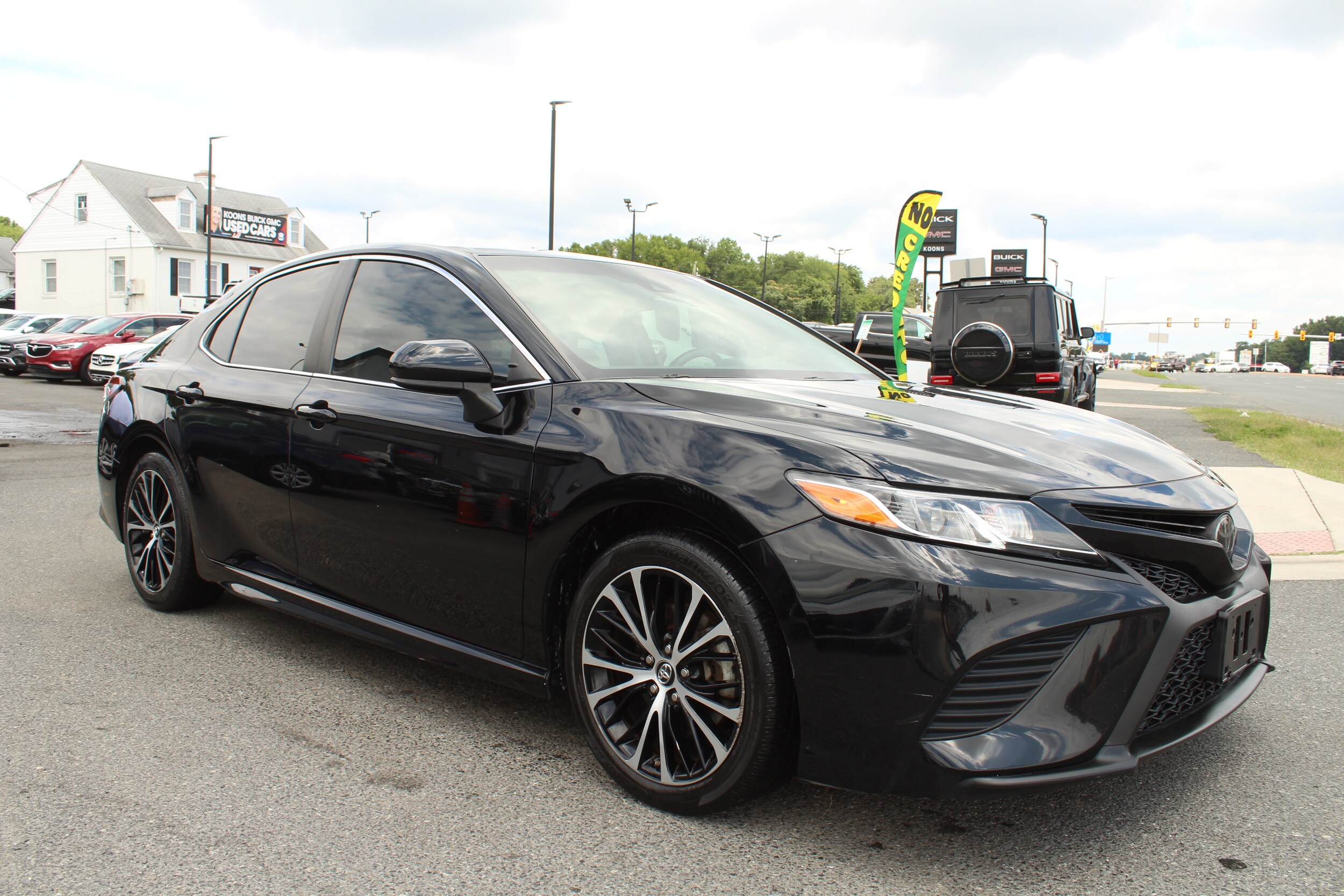 2018 Toyota Camry SE photo 3