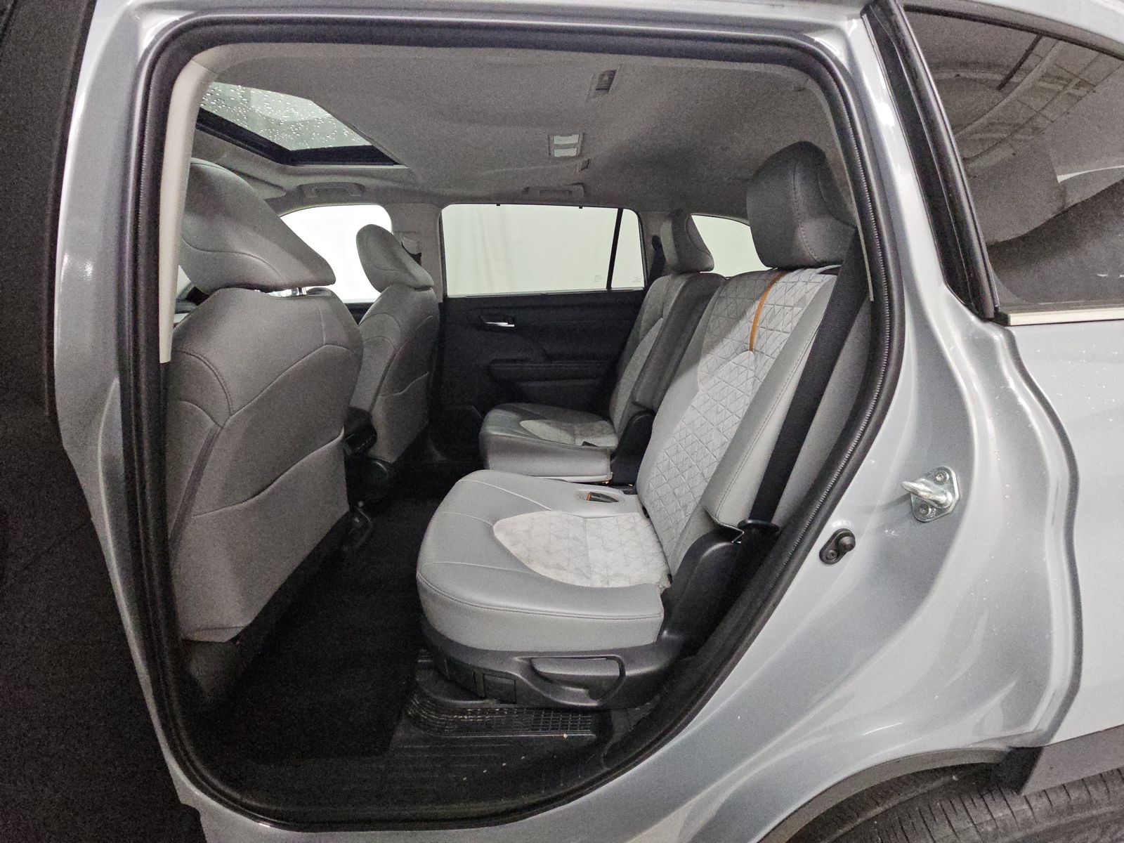 2022 Toyota Highlander Hybrid XLE photo 2
