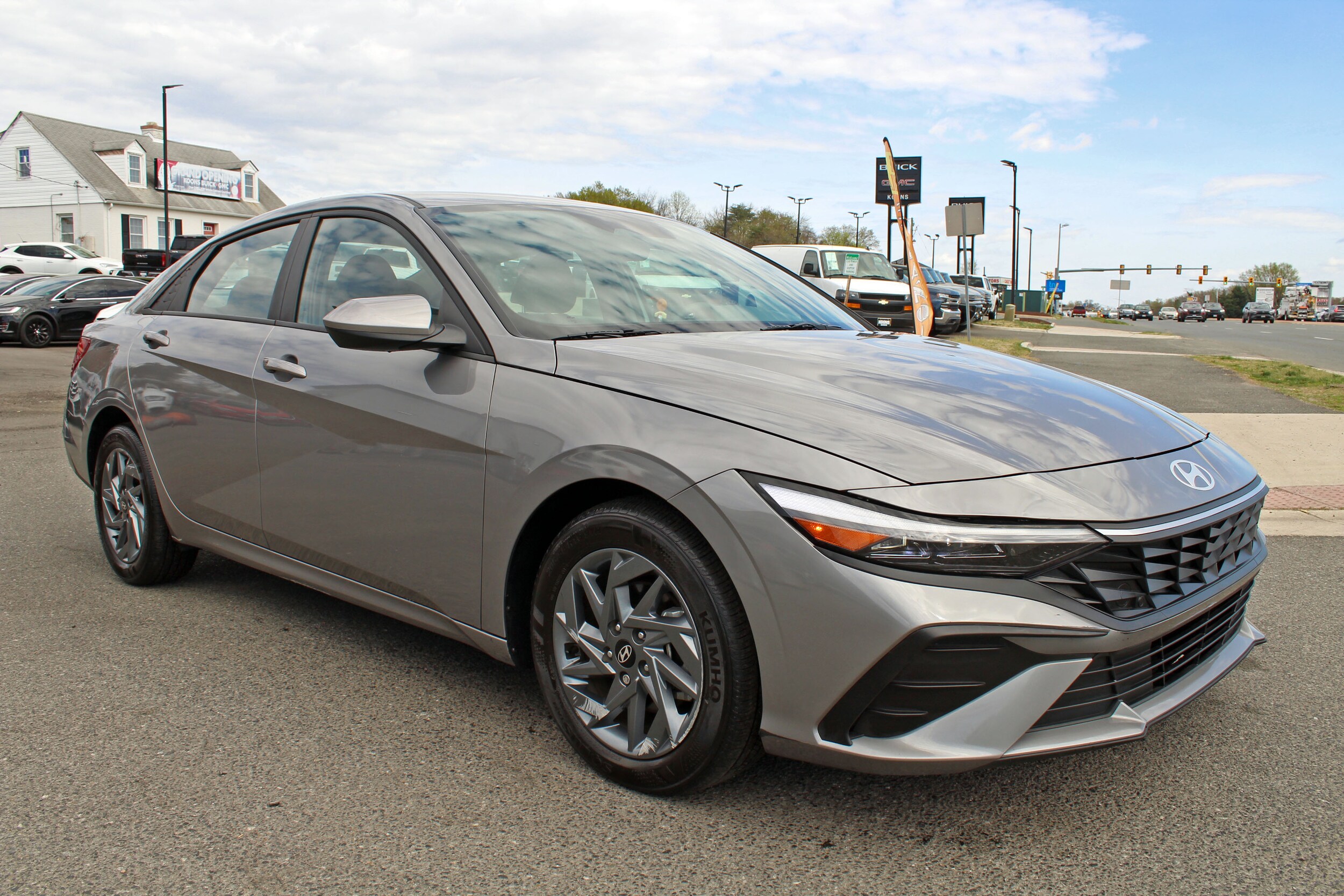 2024 Hyundai Elantra SEL photo 3