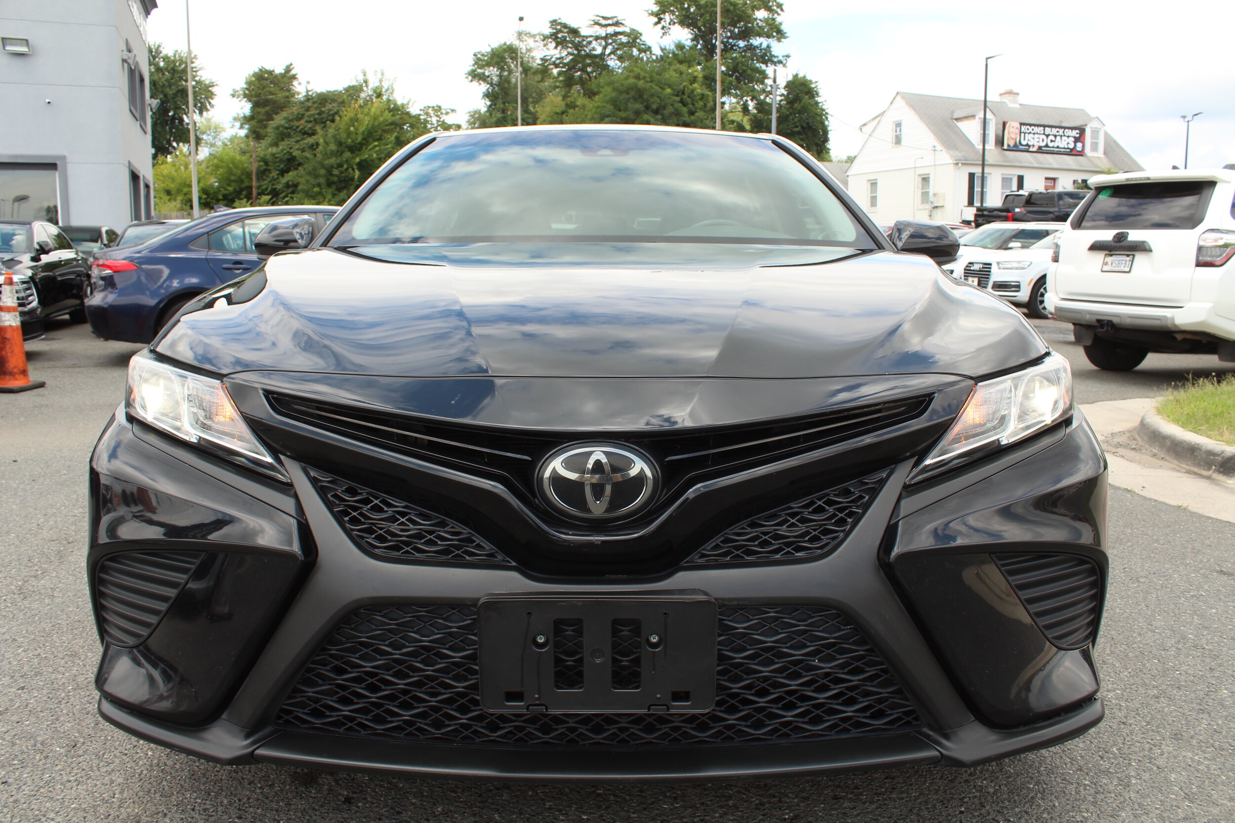 2018 Toyota Camry SE photo 2
