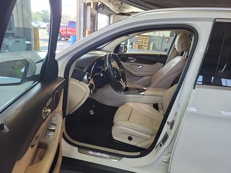 2020 Mercedes Benz GLC 300 photo 3
