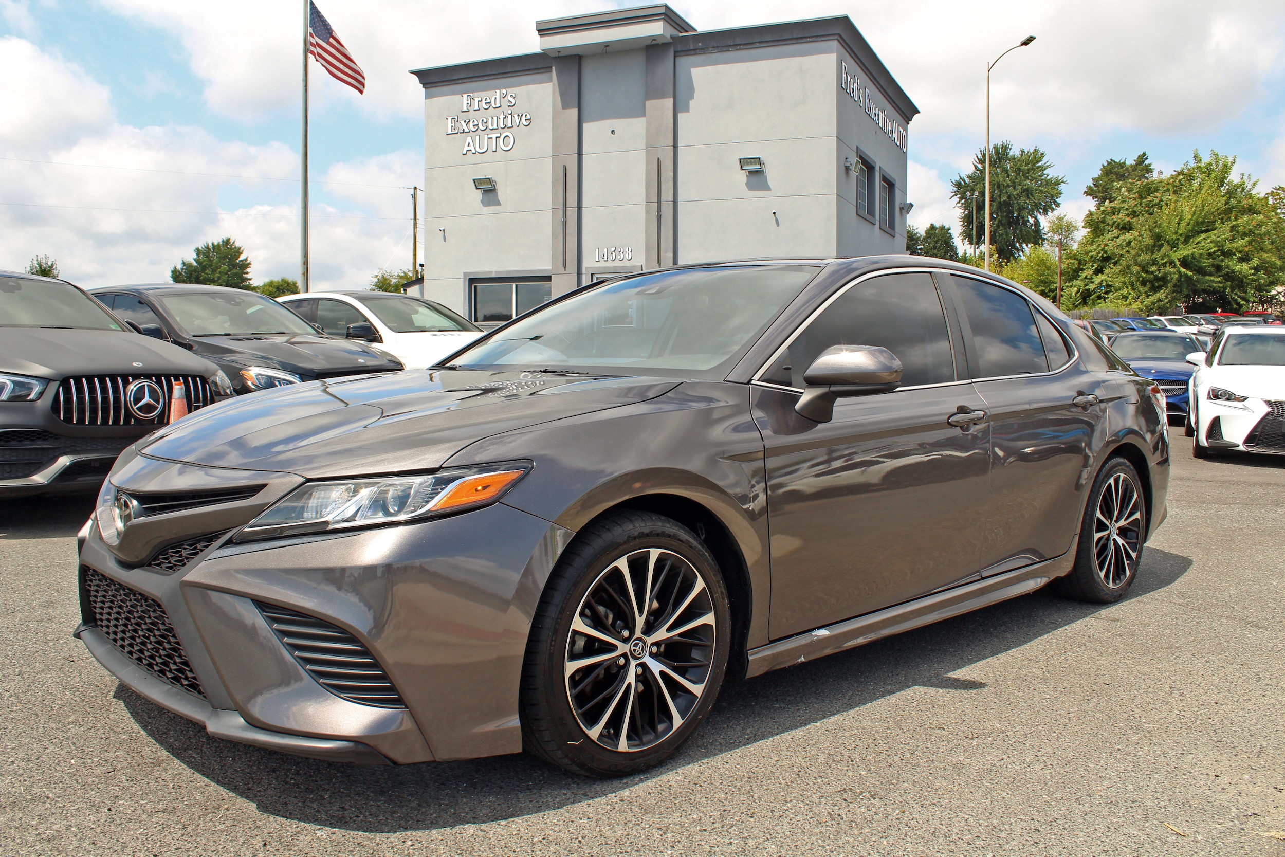 2022 Toyota Camry SE's photo