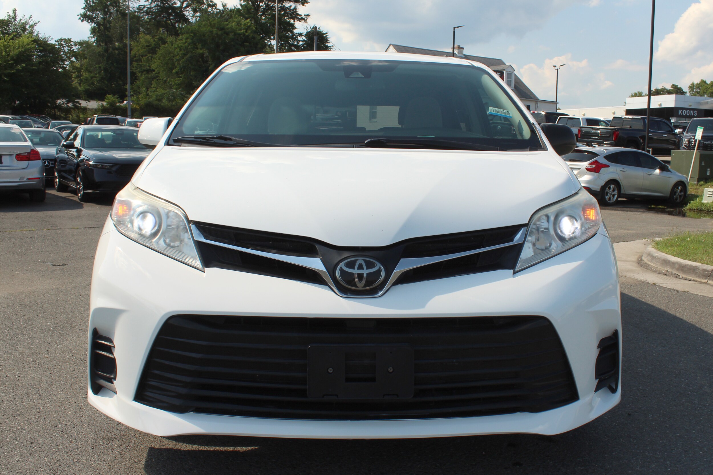 2018 Toyota Sienna LE photo 2