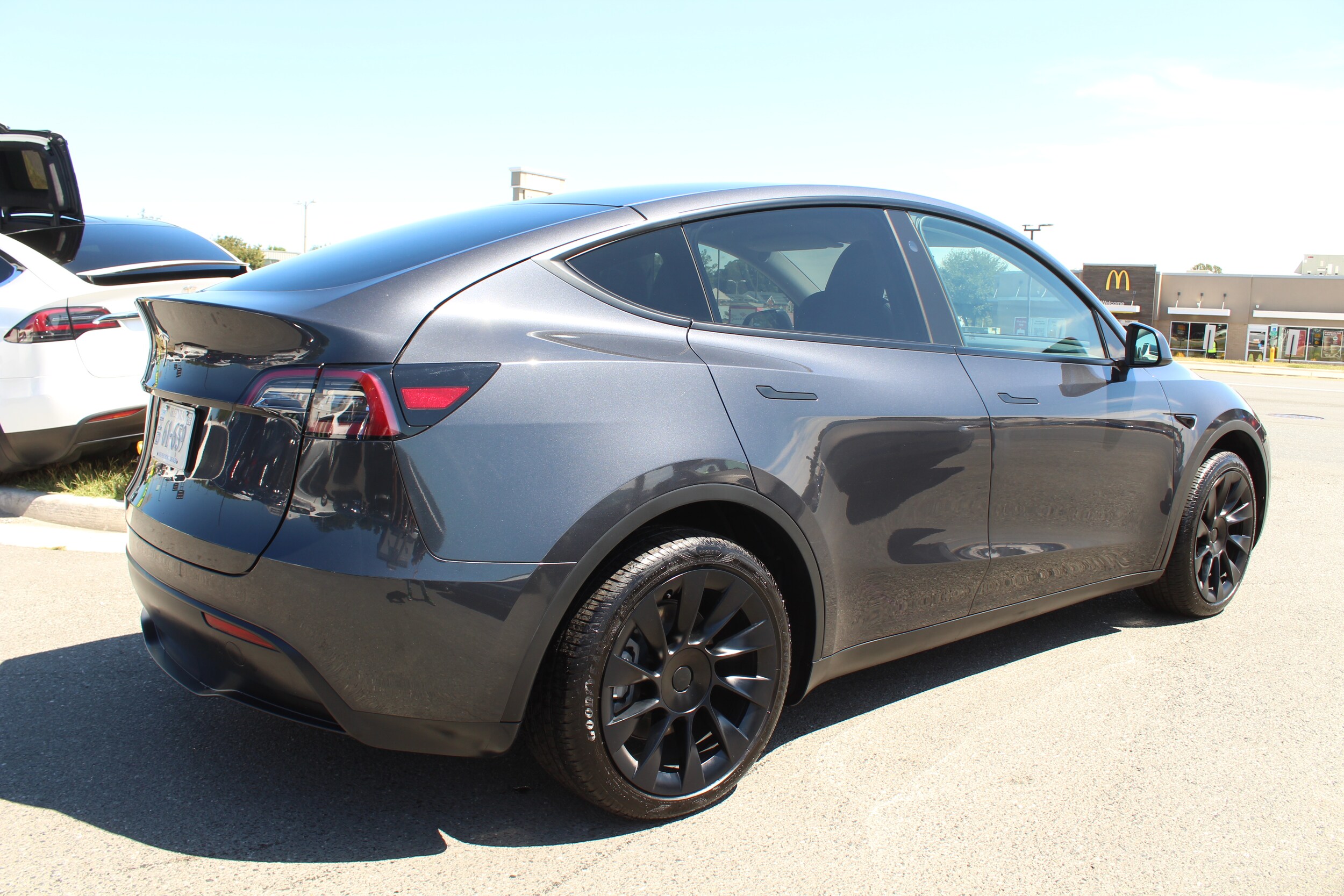 2024 Tesla Model Y Long Range photo 3