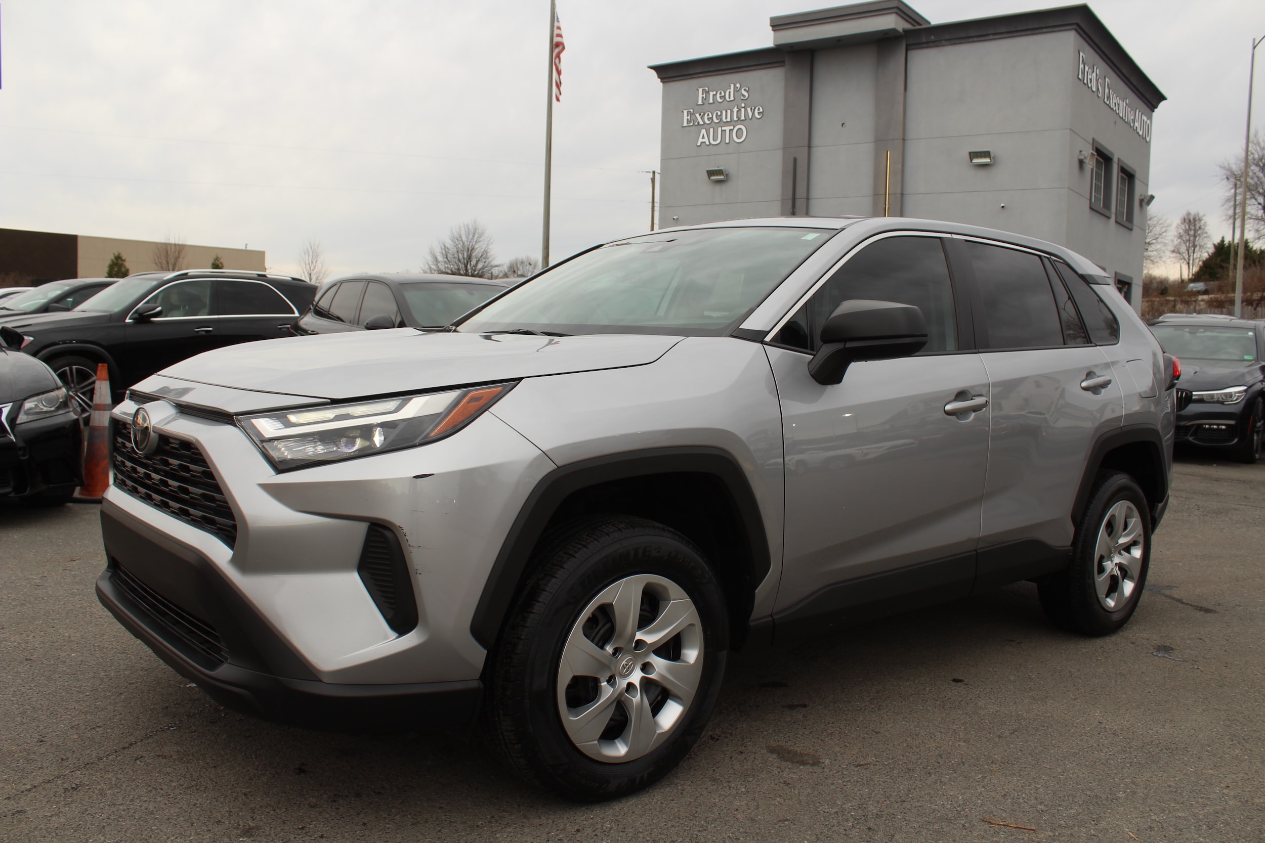 2023 Toyota RAV4 LE's photo