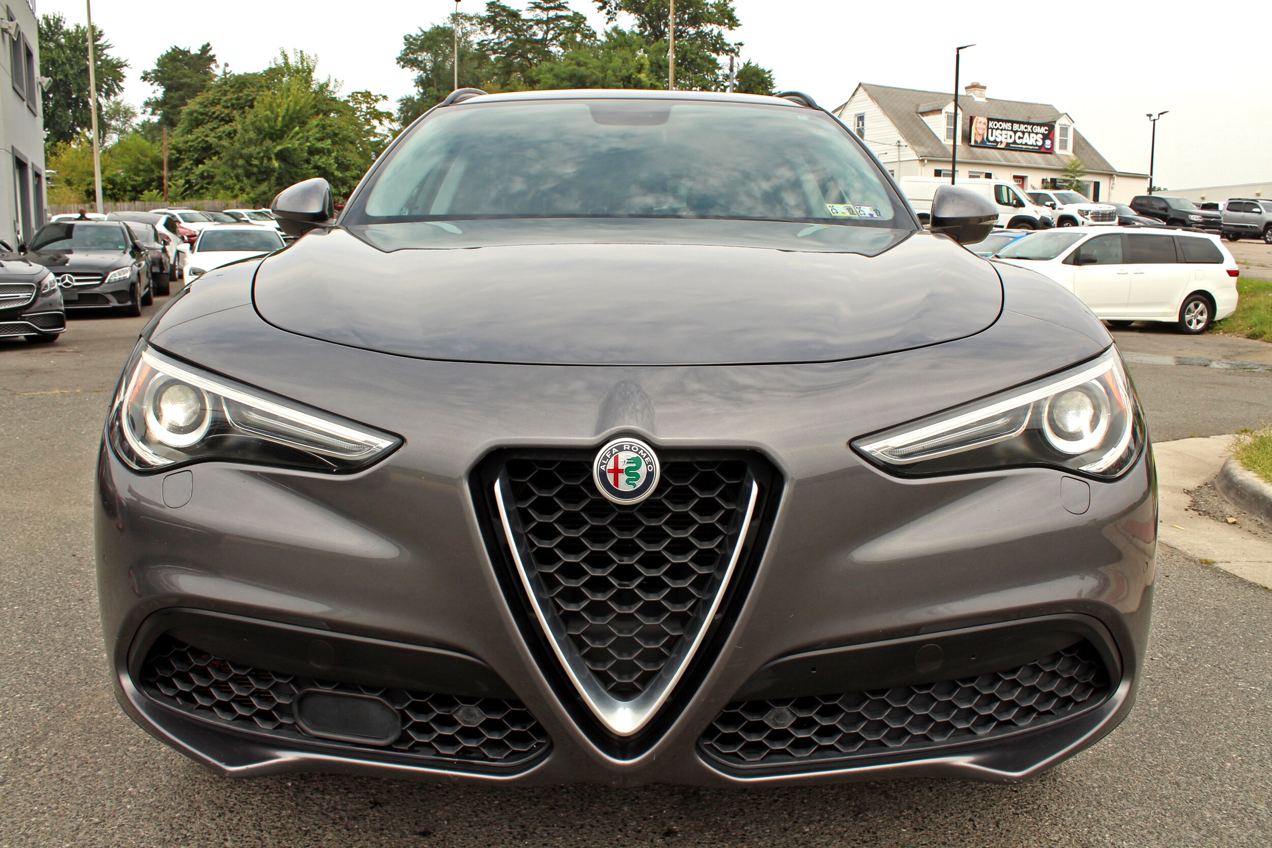 2018 Alfa Romeo Stelvio Sport photo 2