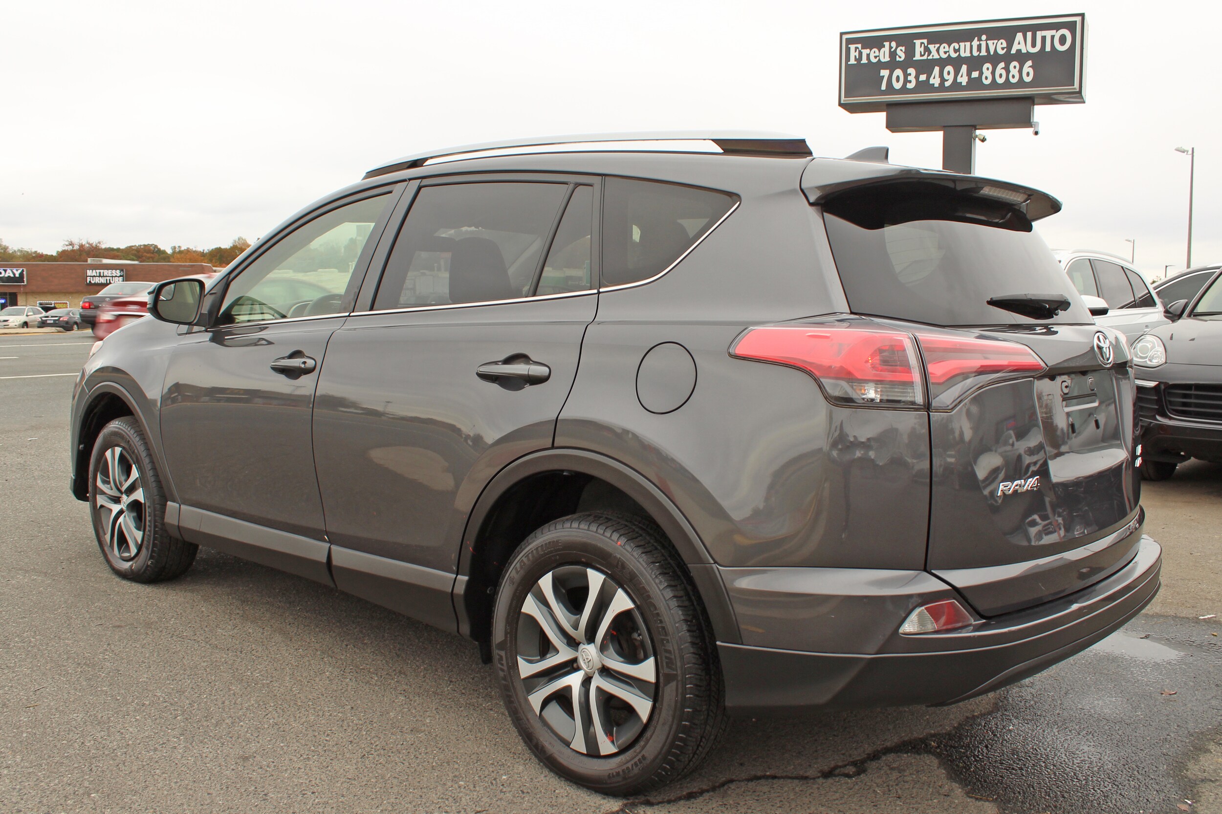 2018 Toyota RAV4 LE photo 4