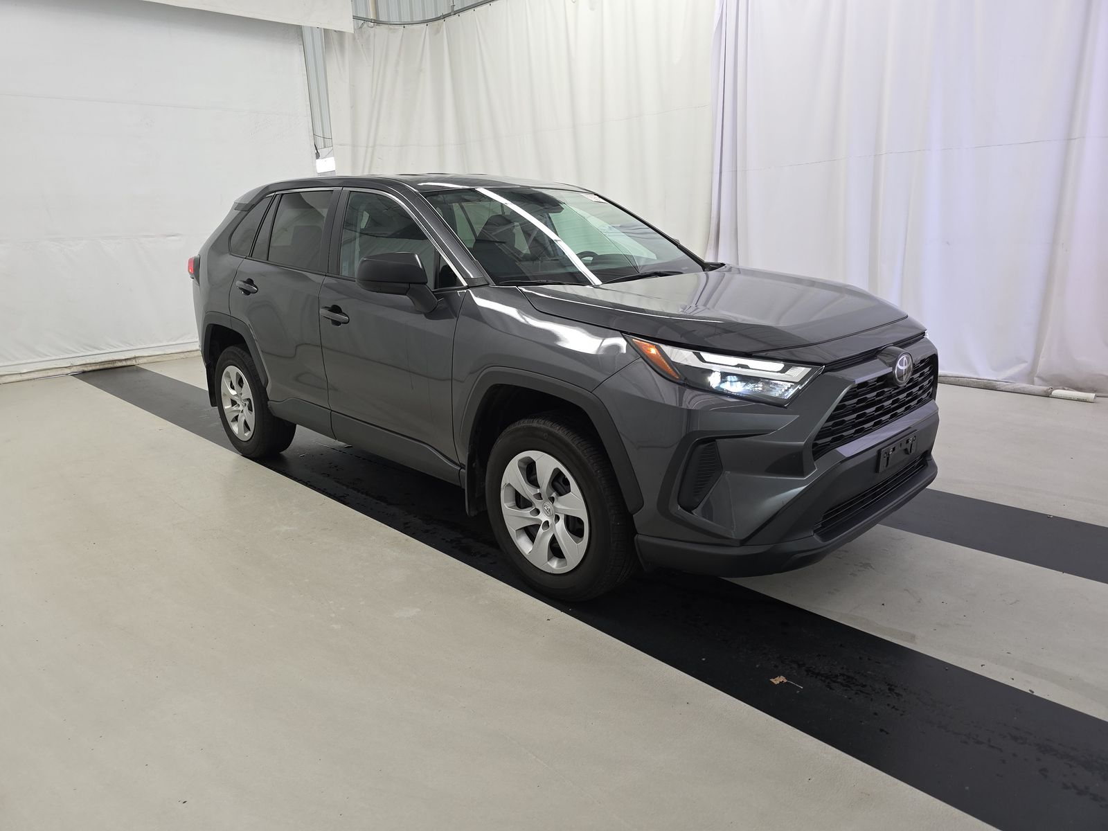 2023 Toyota RAV4 LE's photo