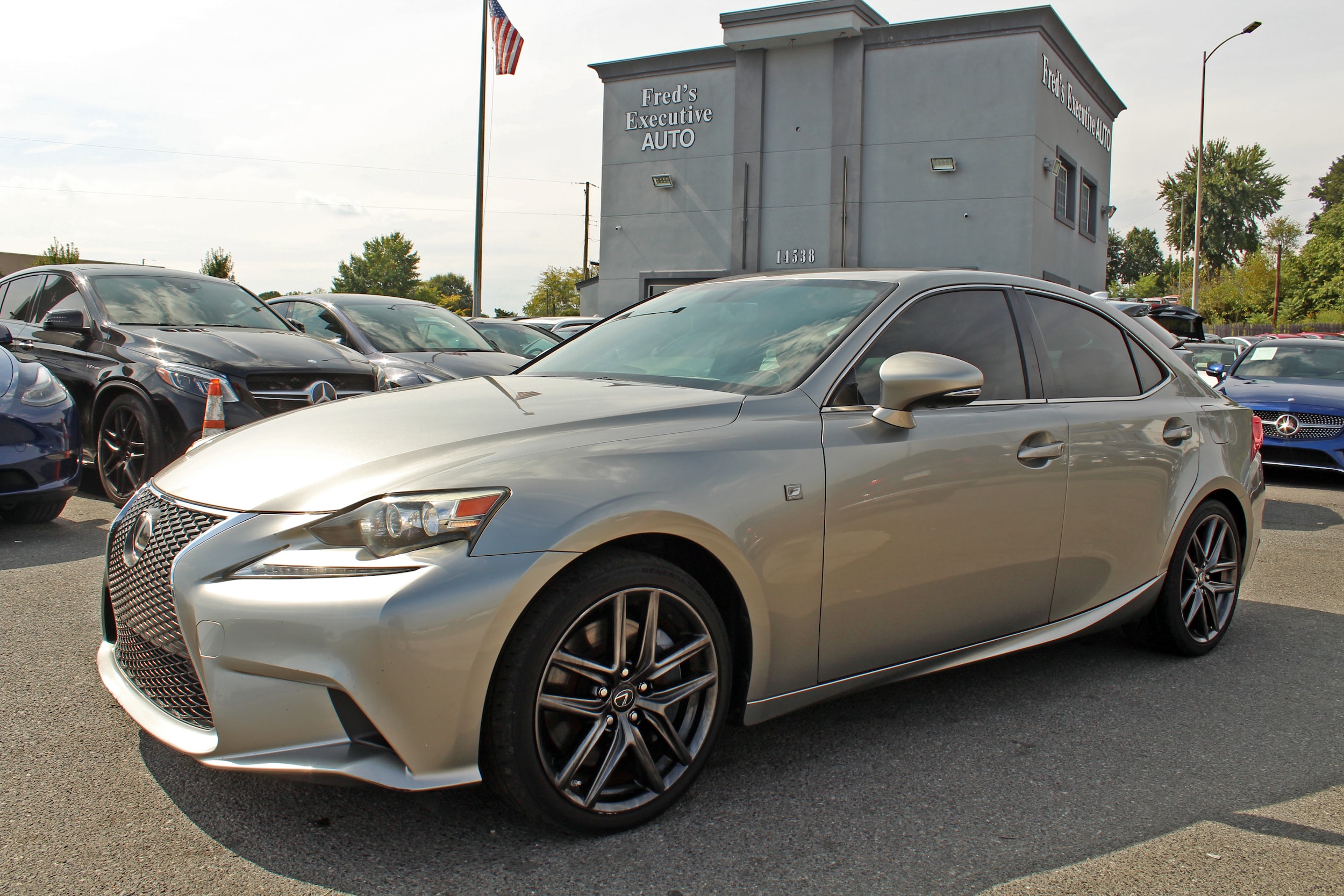 2016 Lexus IS 350's photo