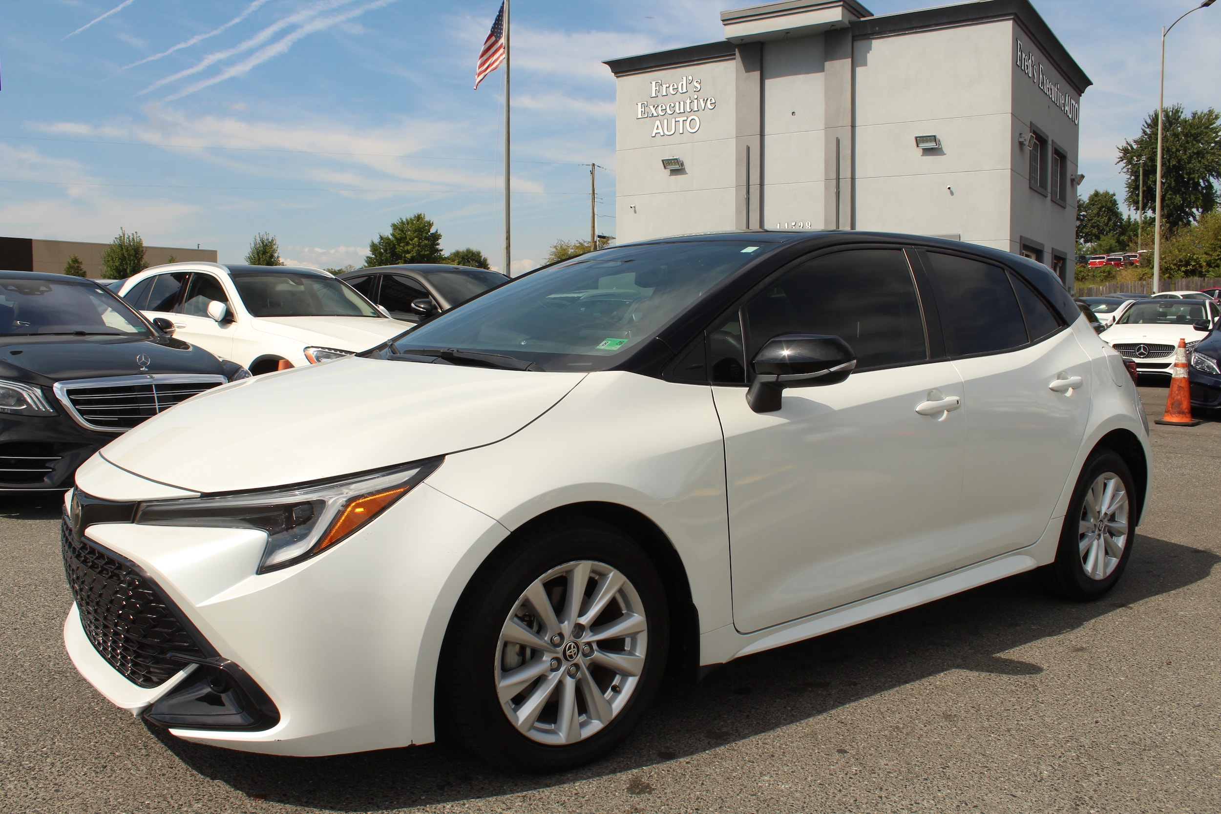 2025 Toyota Corolla Hatchback SE's photo