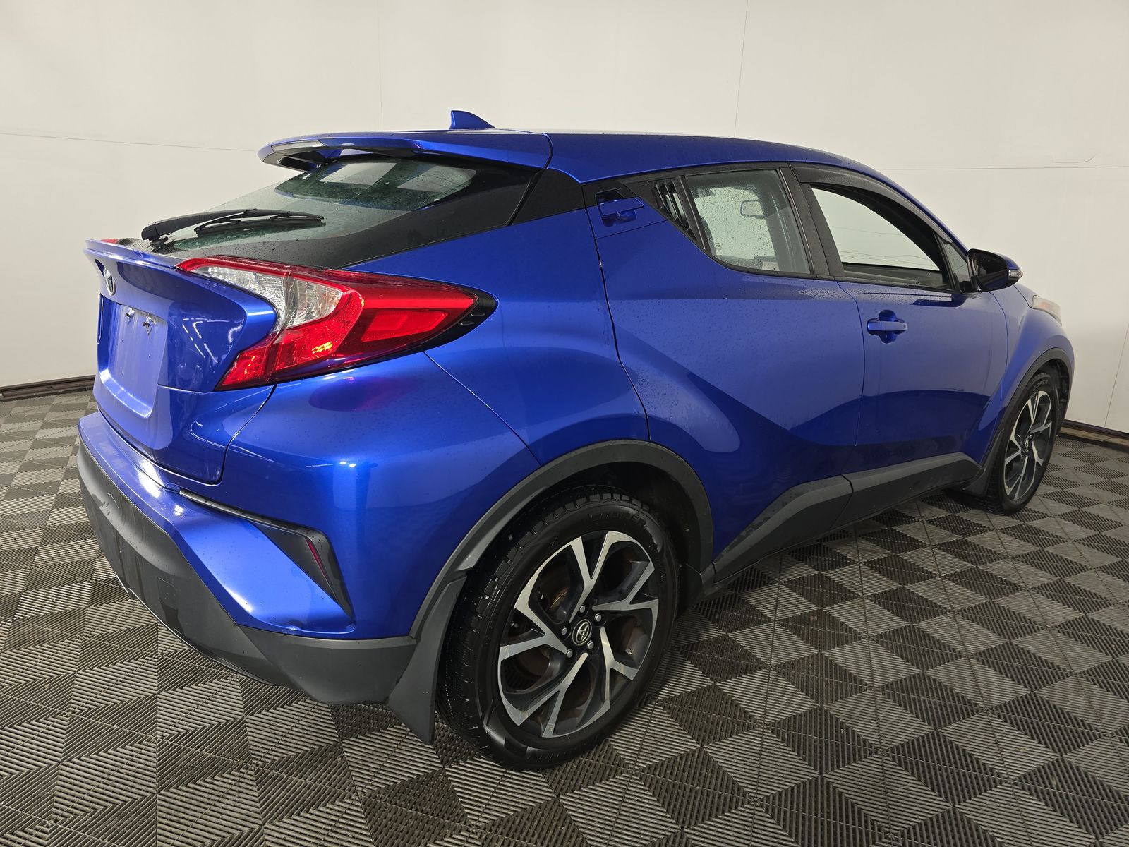 2018 Toyota C-HR XLE Premium photo 2