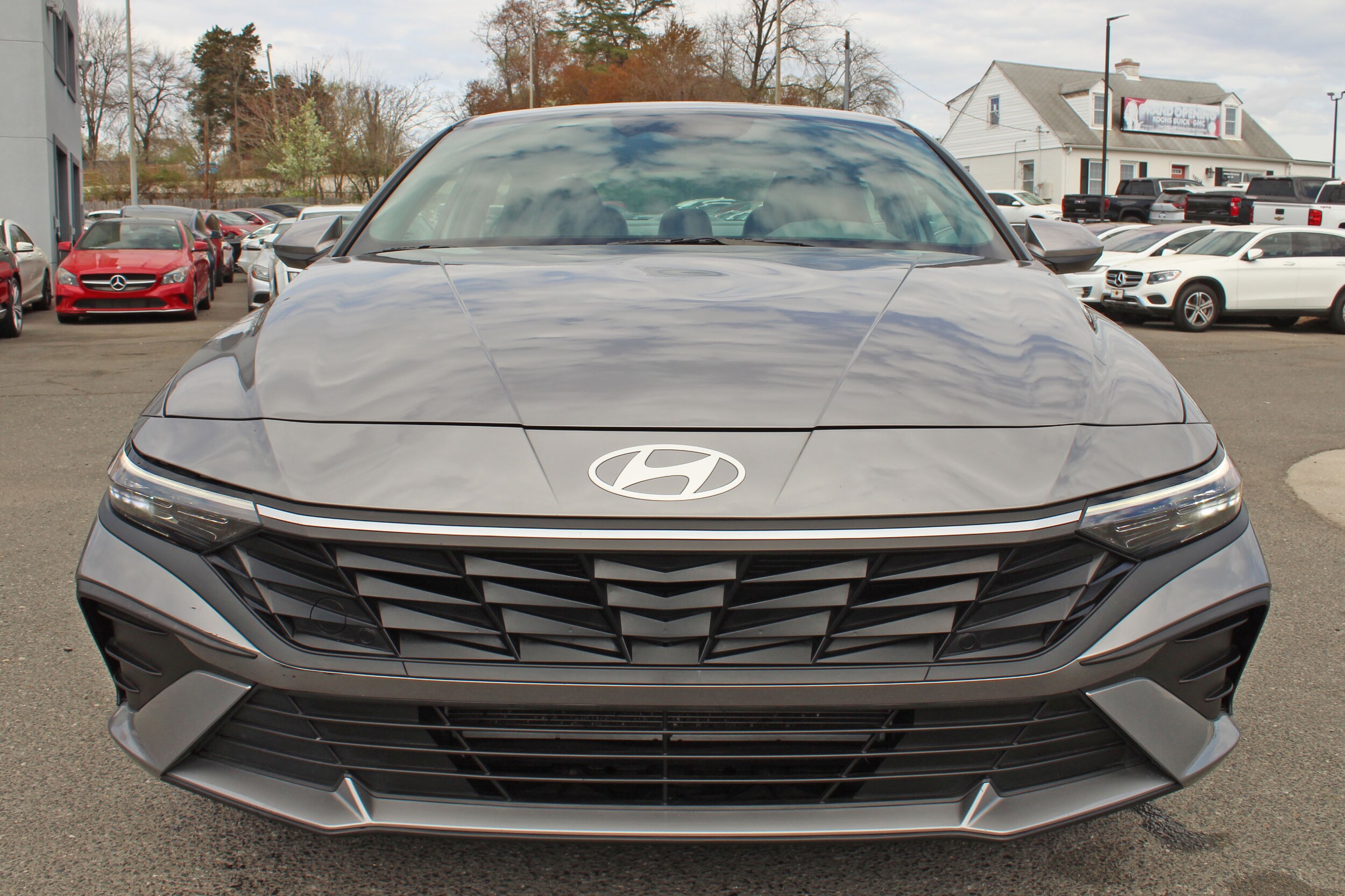 2024 Hyundai Elantra SEL photo 2