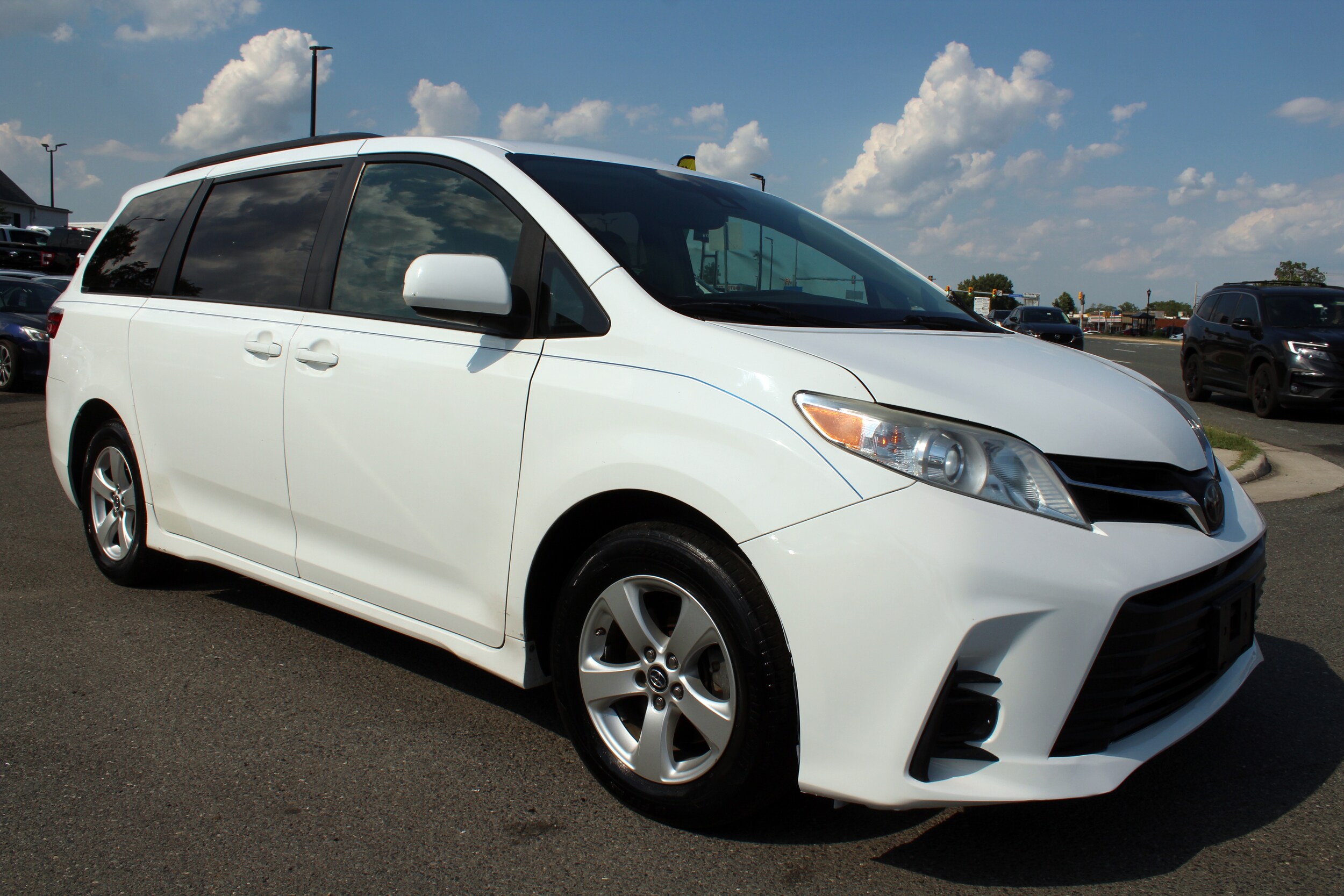 2018 Toyota Sienna LE photo 3
