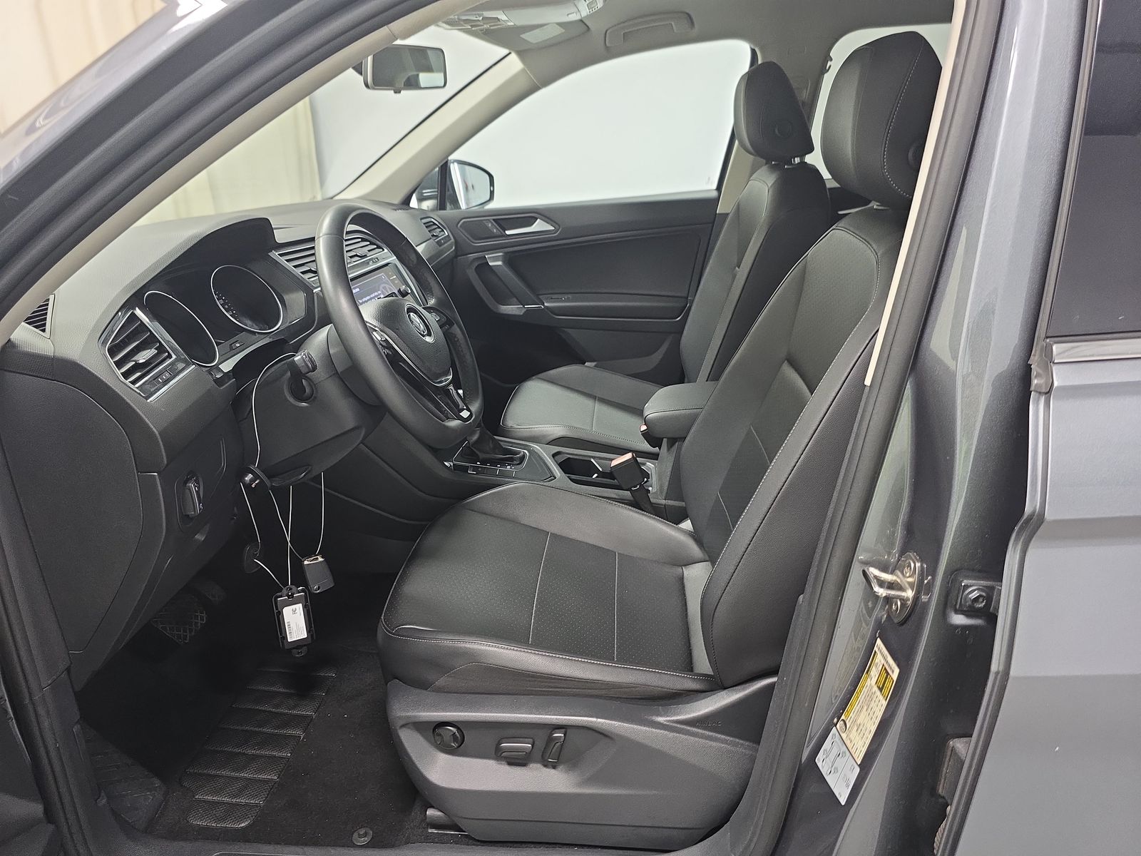 2020 Volkswagen Tiguan SEL photo 2