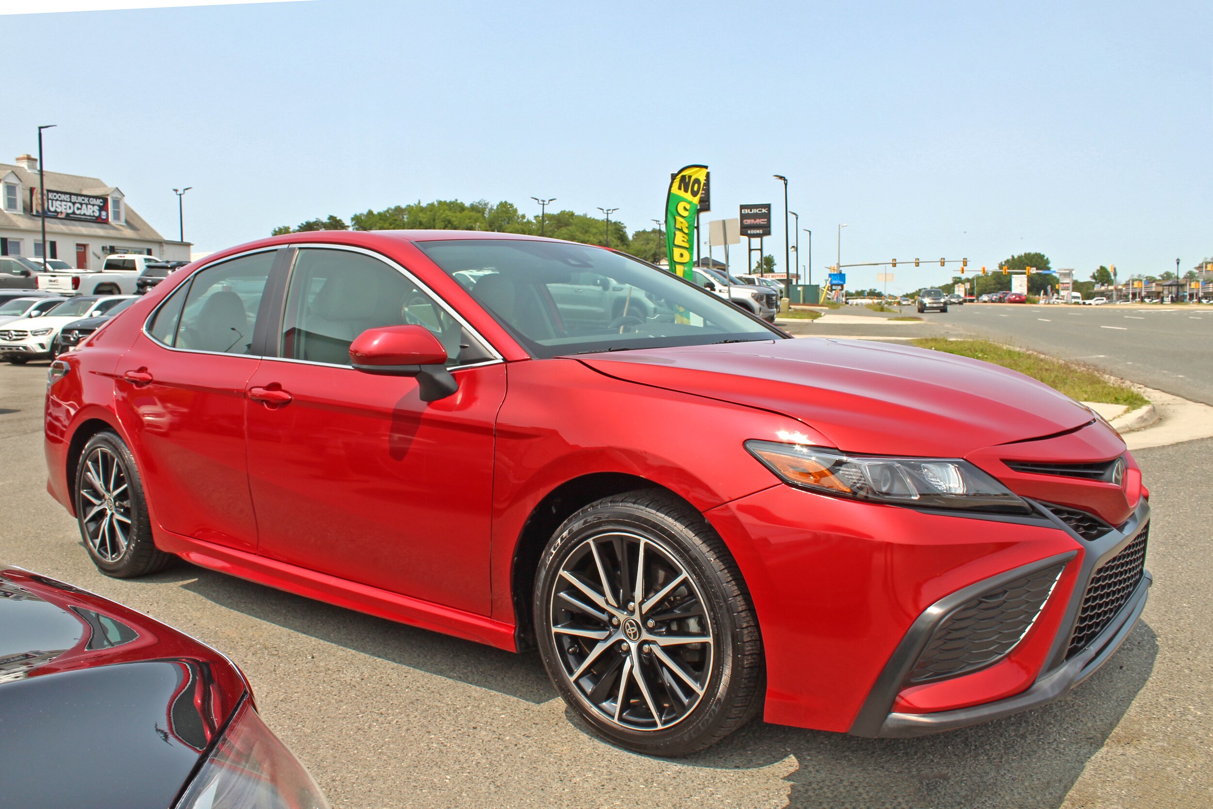 2021 Toyota Camry SE photo 3