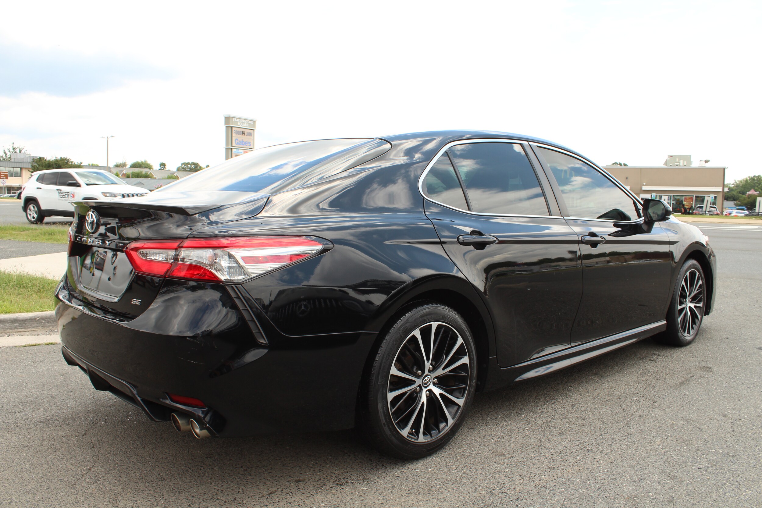 2018 Toyota Camry SE photo 4