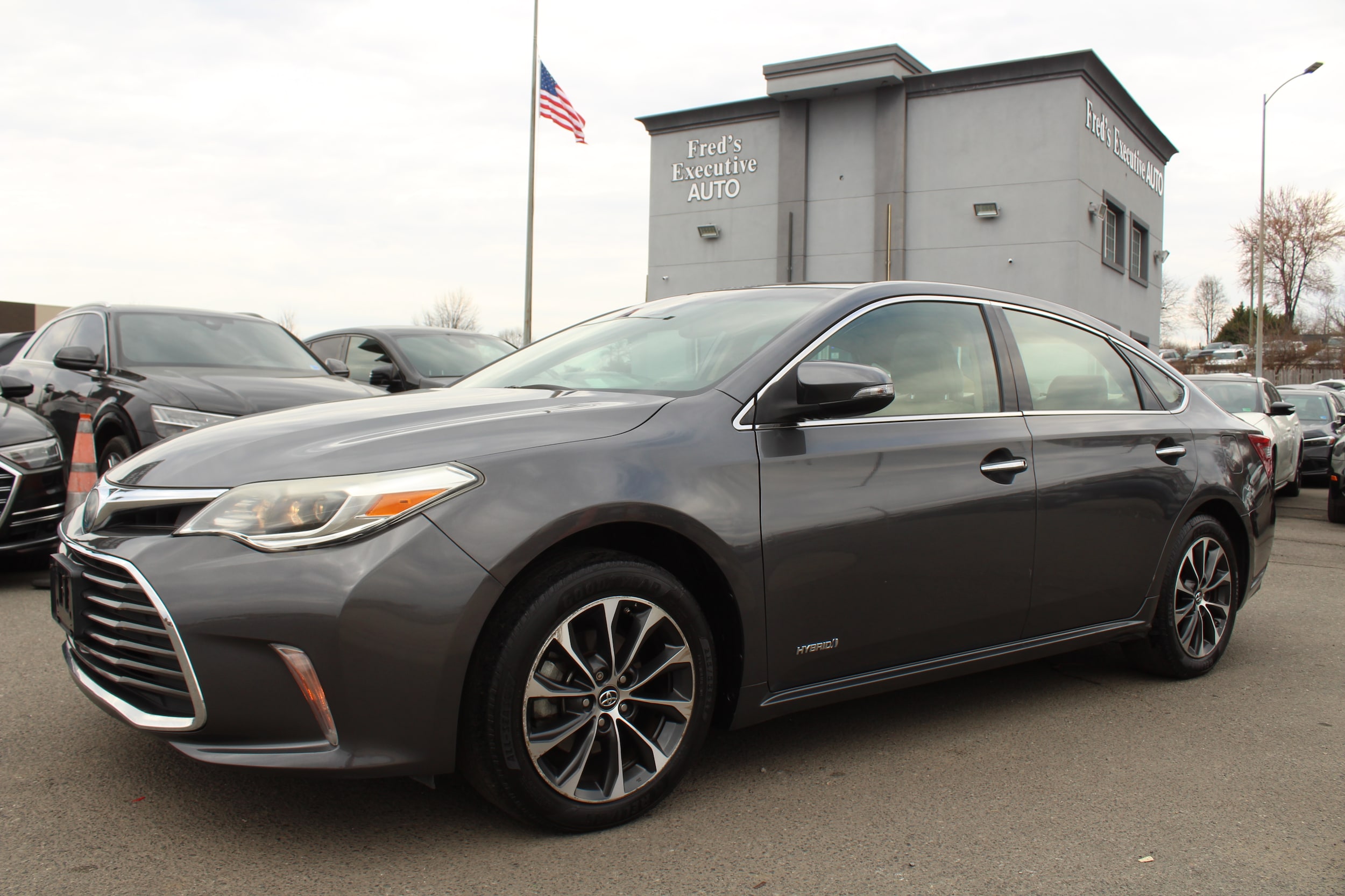 2018 Toyota Avalon XLE Plus Hybrid's photo