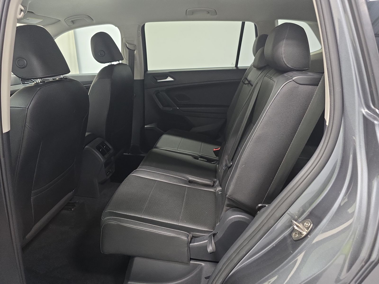 2020 Volkswagen Tiguan SEL photo 3