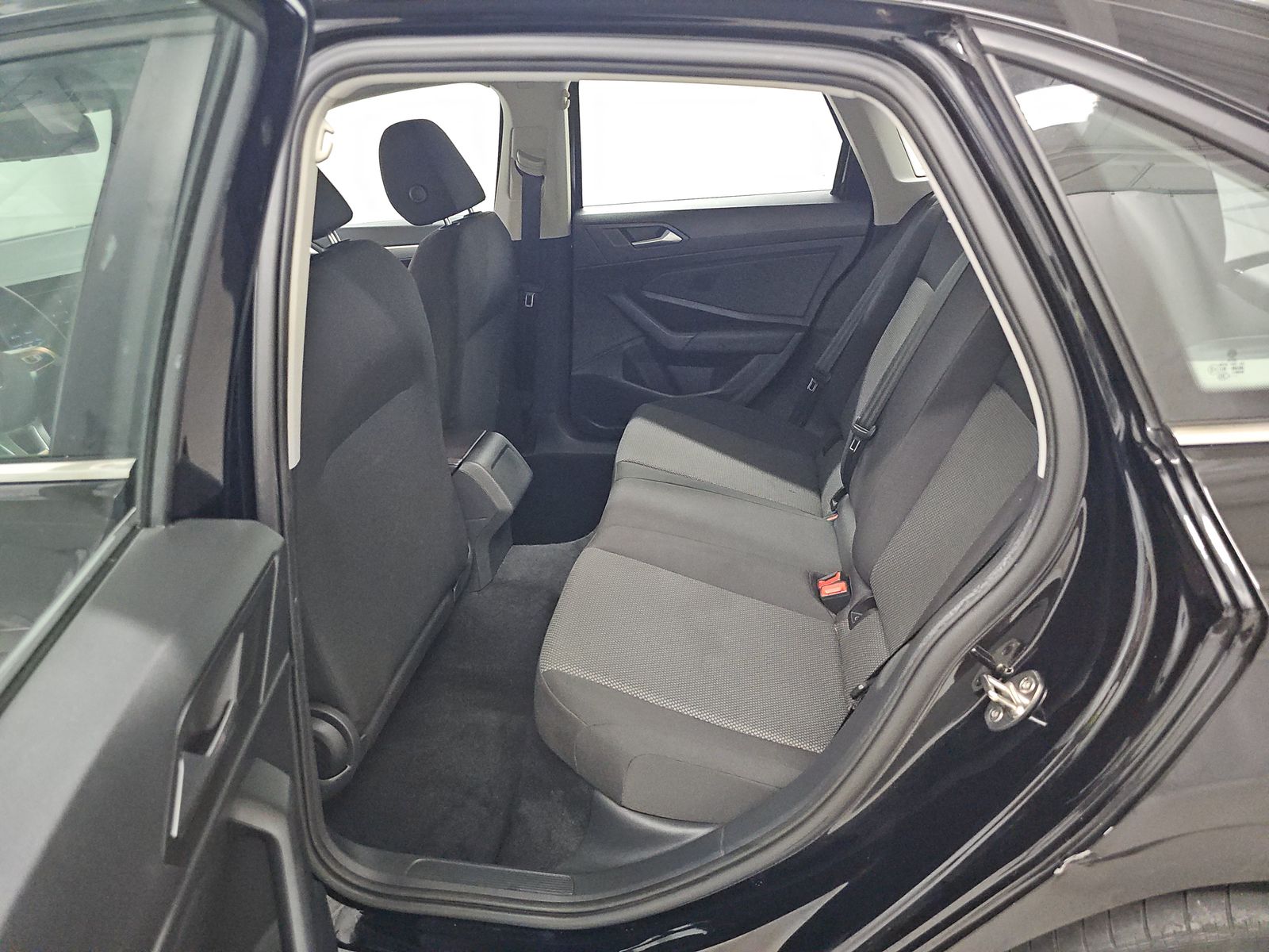 2021 Volkswagen Jetta SE R-Line photo 3