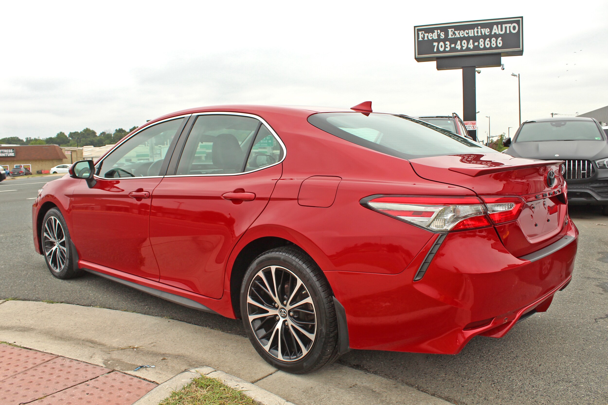 2019 Toyota Camry SE XLE photo 3