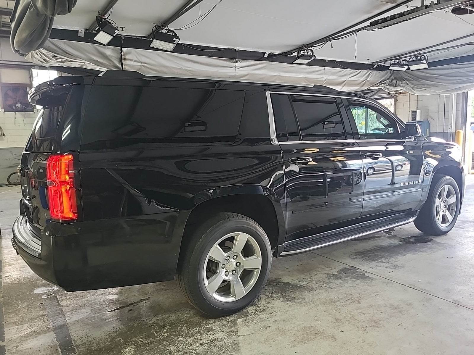 2019 Chevrolet Suburban Premier photo 3