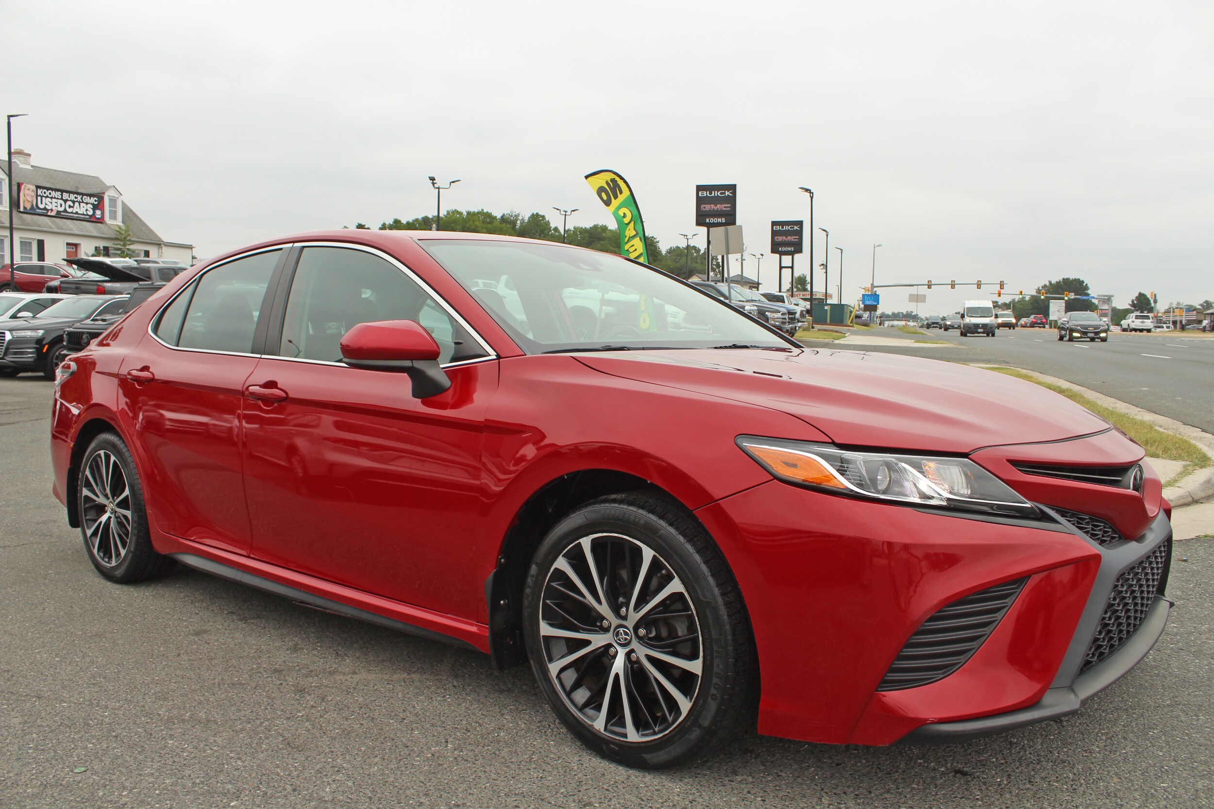 2019 Toyota Camry SE XLE photo 2