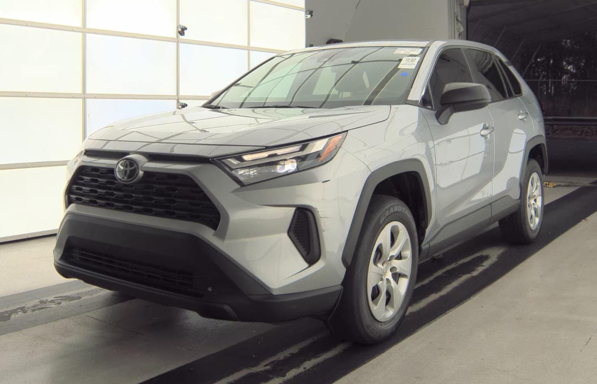 2023 Toyota RAV4 LE's photo