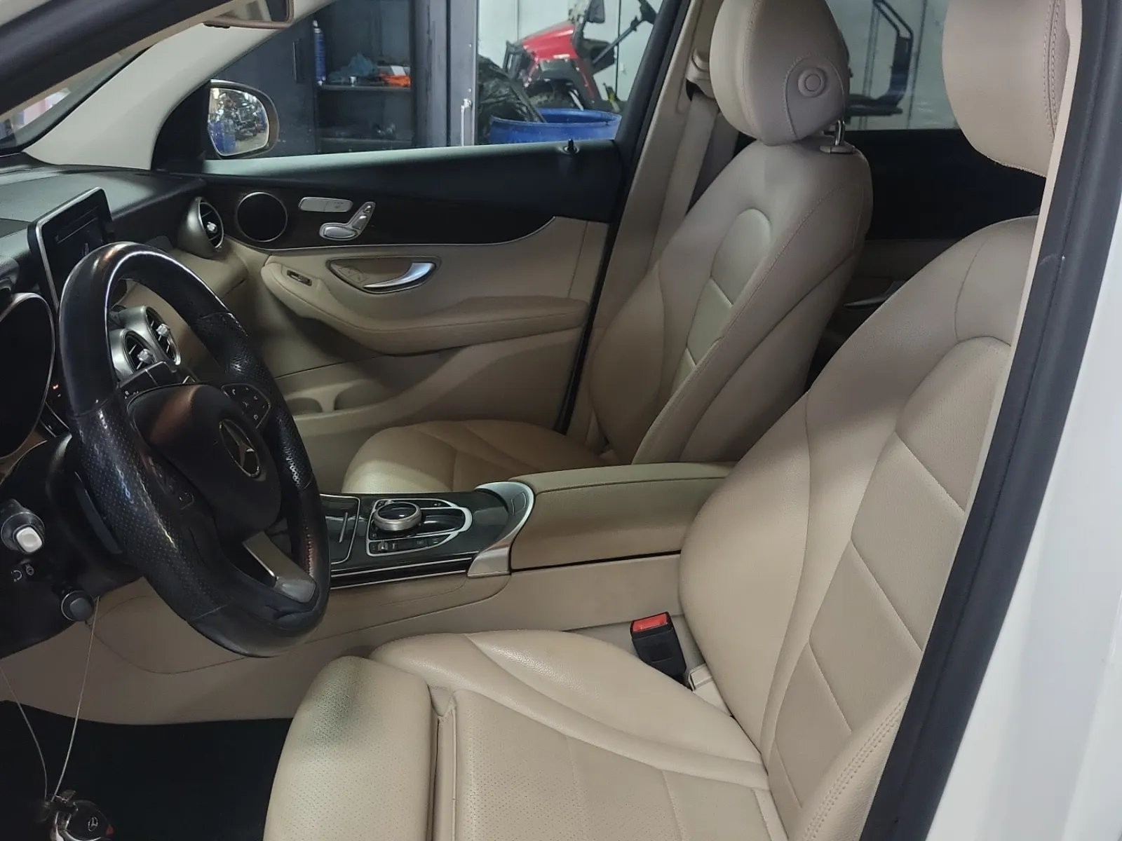 2018 Mercedes Benz GLC 300 4MATIC photo 4
