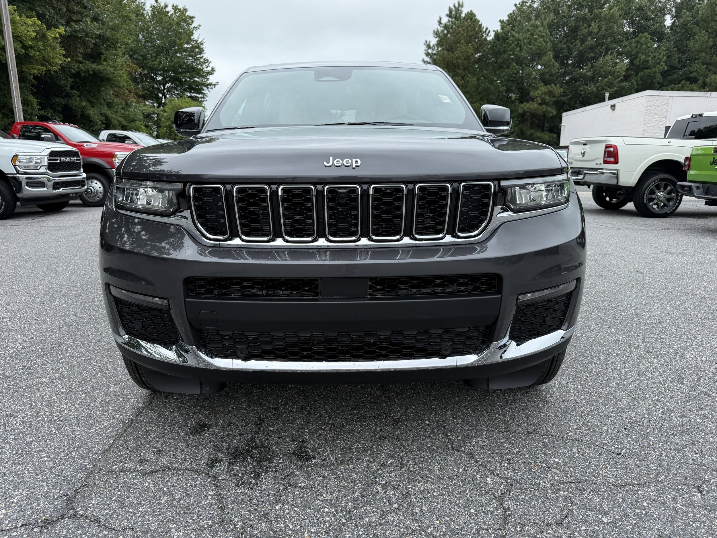 2025 Jeep Grand Cherokee Limited photo 2