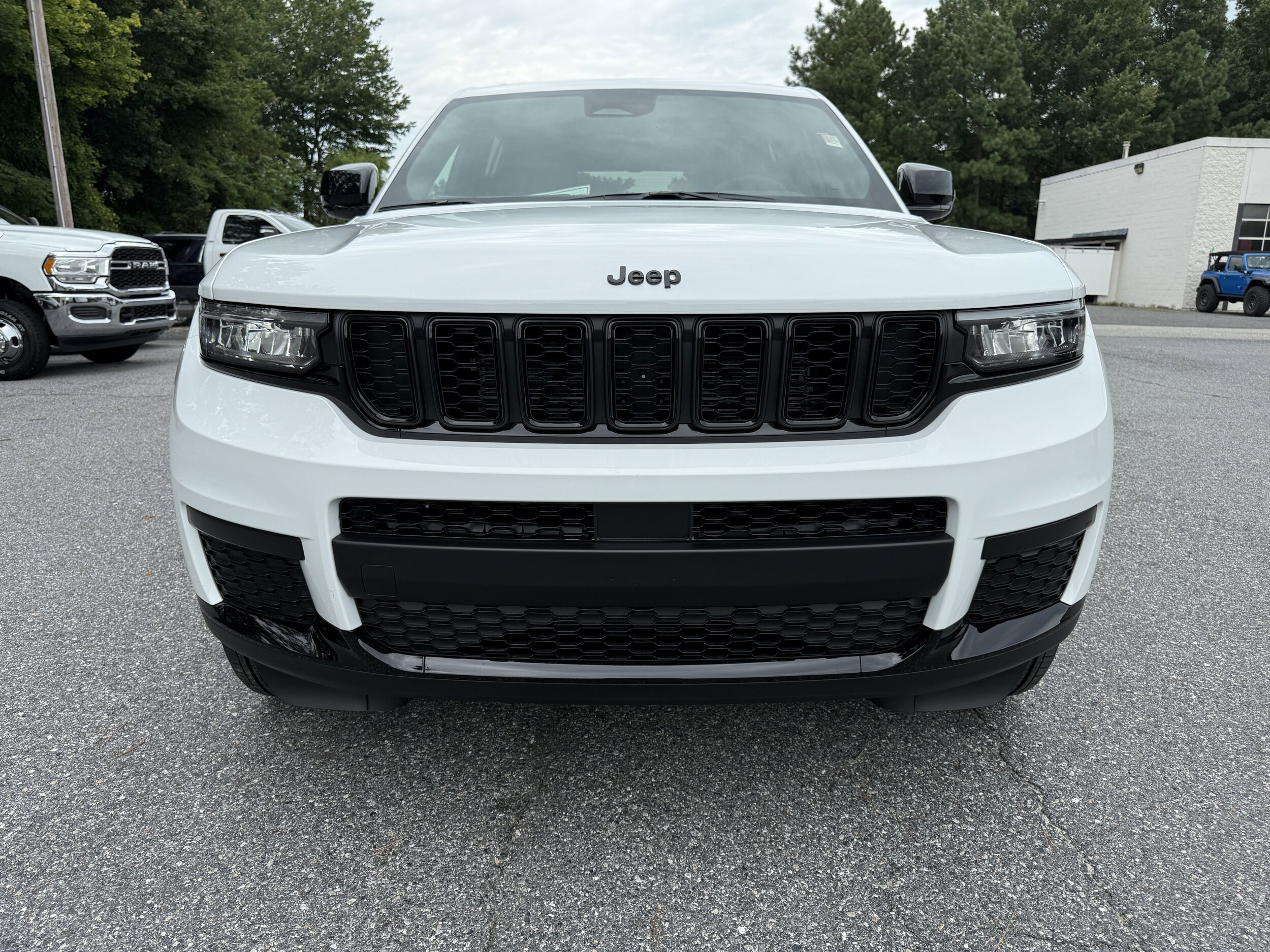 2025 Jeep Grand Cherokee Altitude photo 2